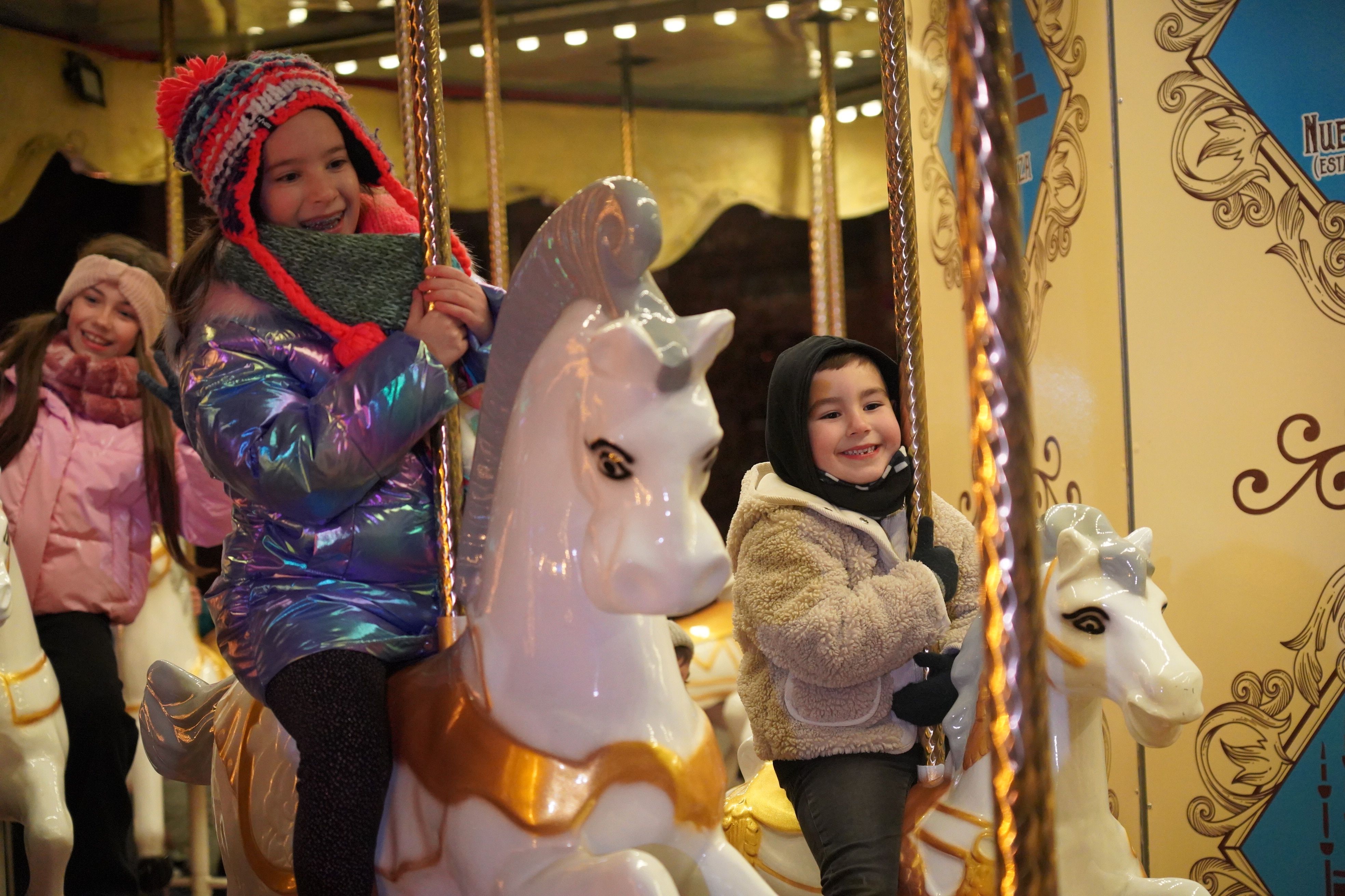 Els més petits han pogut gaudir del carrusel amb els cavallets.