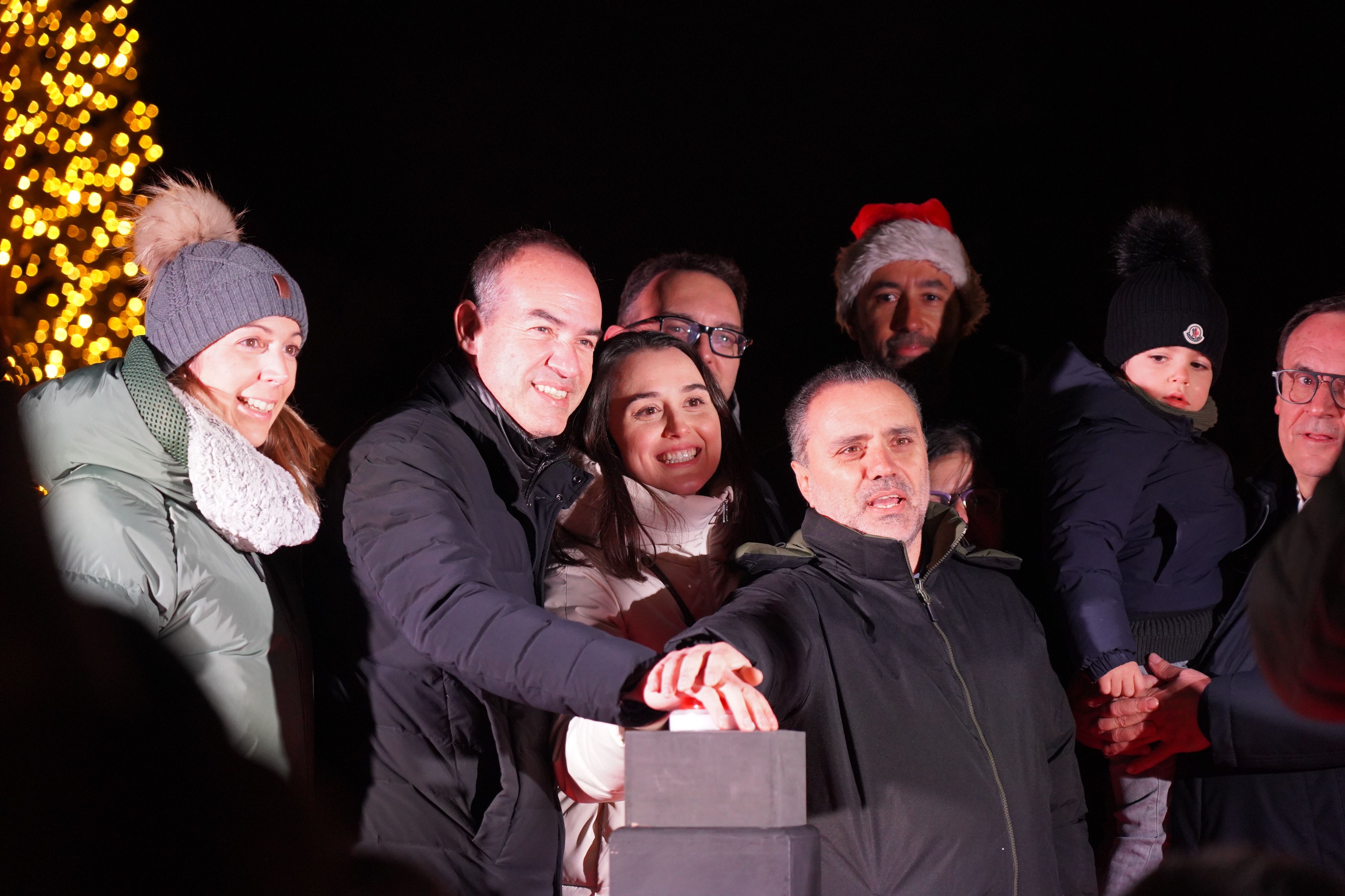 Les autoritats comunals, amb el polsador de l'encesa de llums.