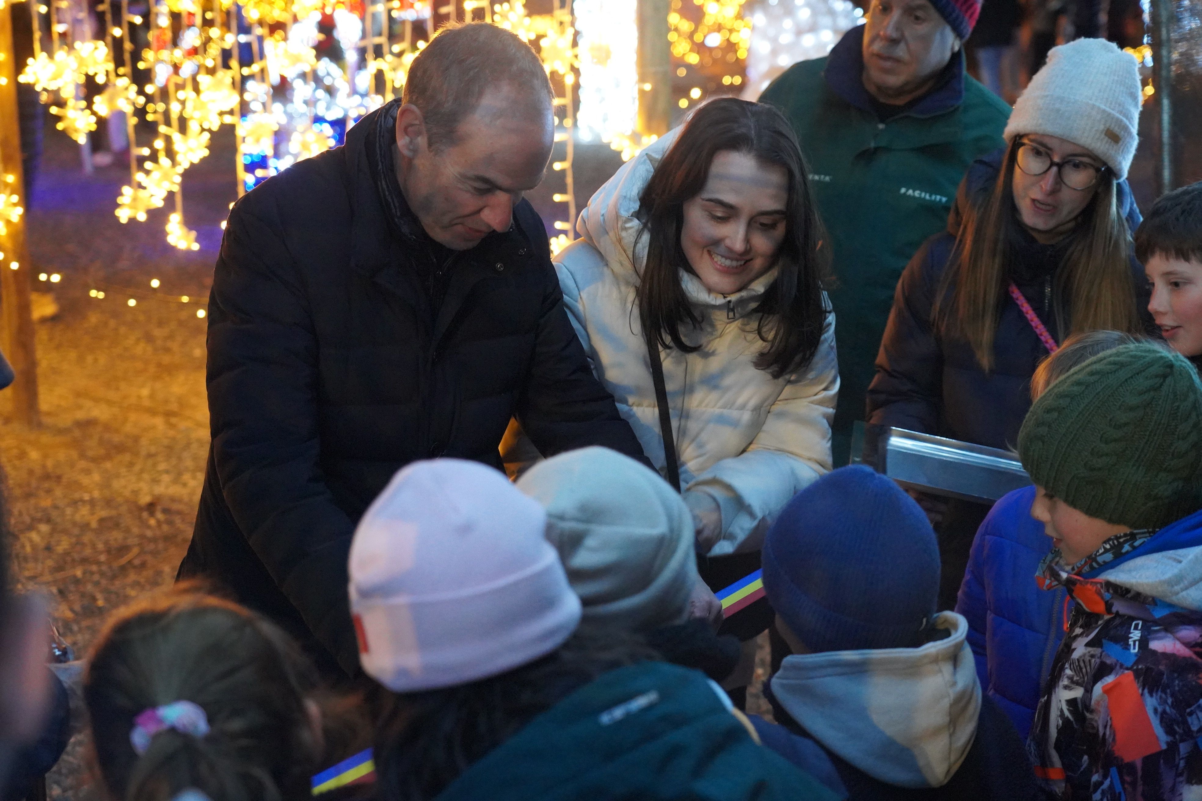 Alcobé i Torres, fent el tall de cinta amb les més petits. 