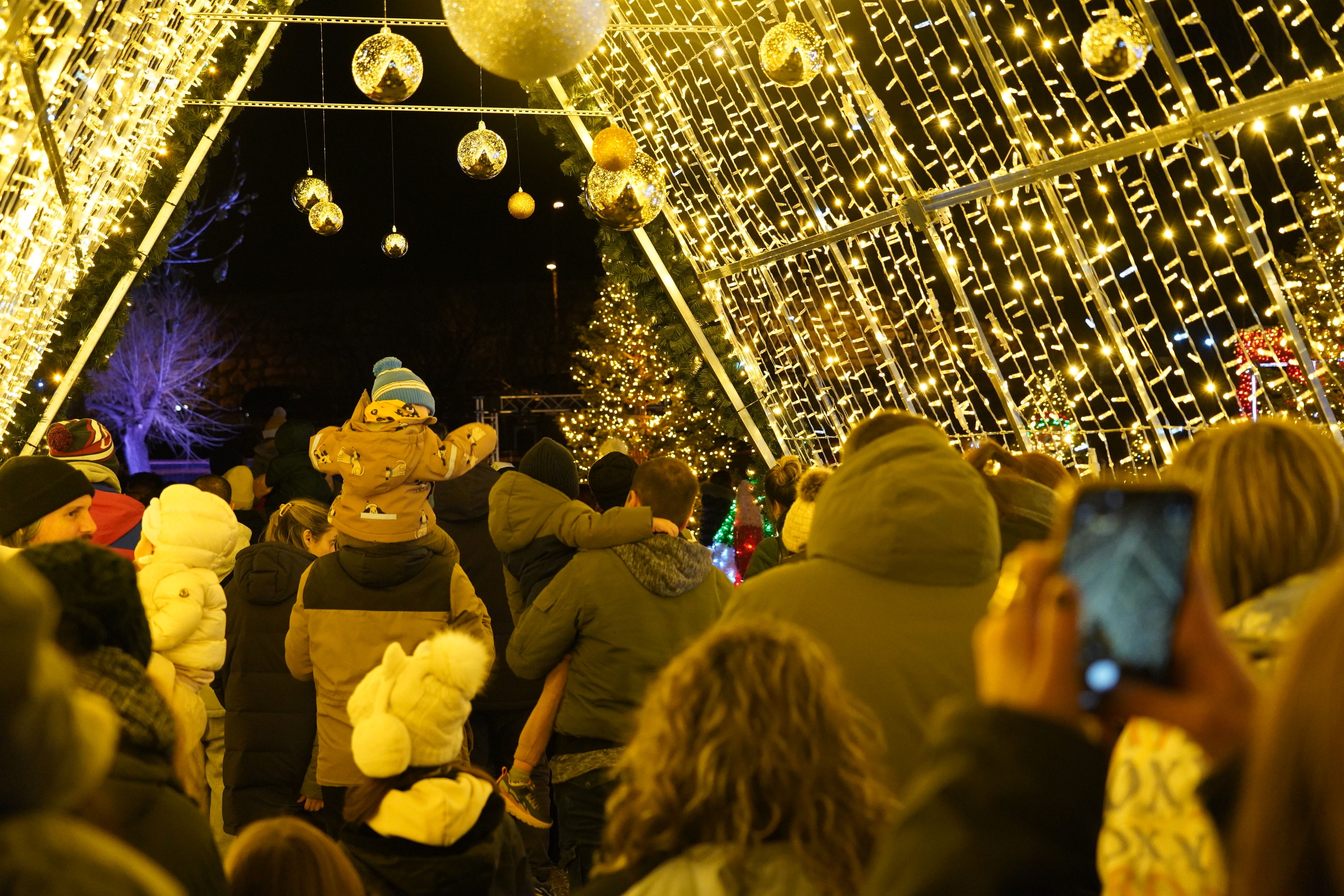 El passadís de llums inicial, un reclam de fotos. 