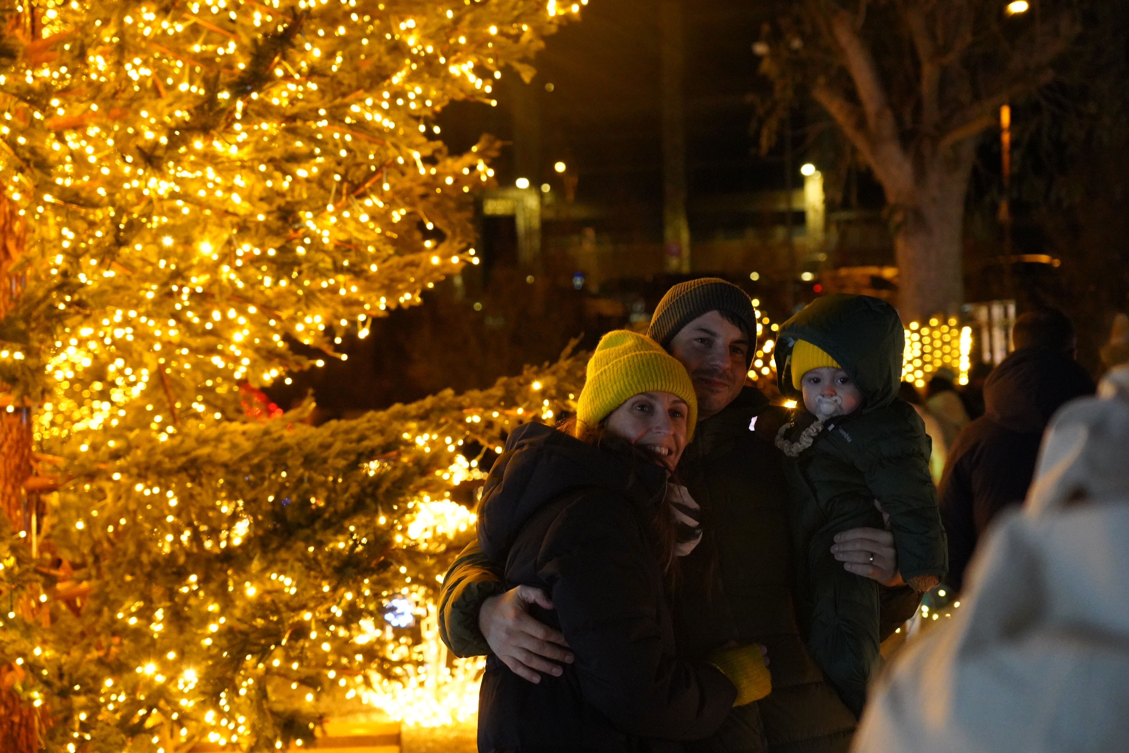 Una família, aprofitant per fer primeres fotos.
