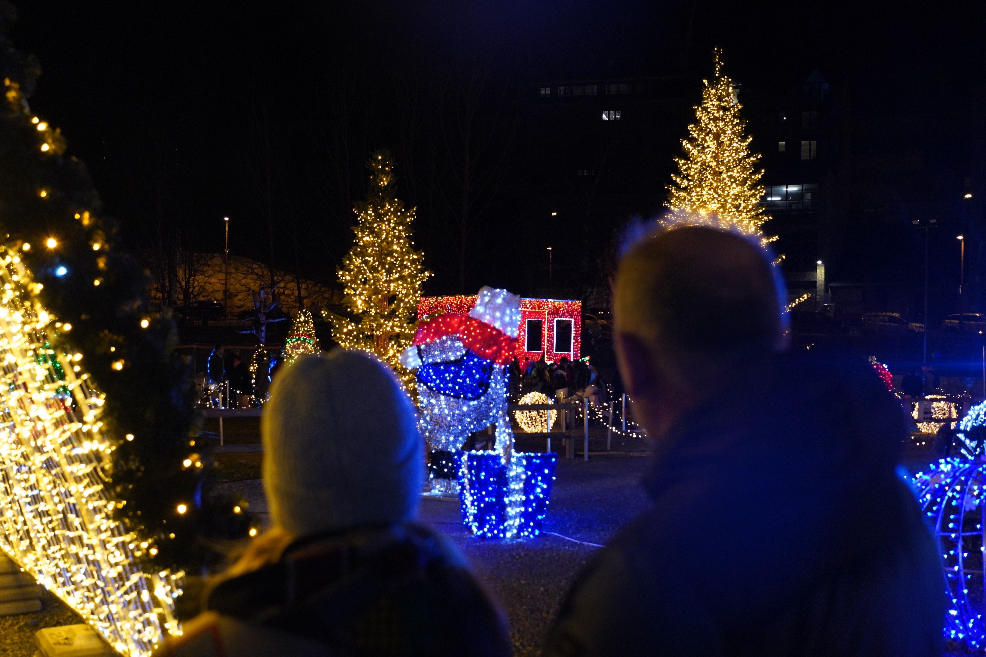 Una parella, observant el circuit. 