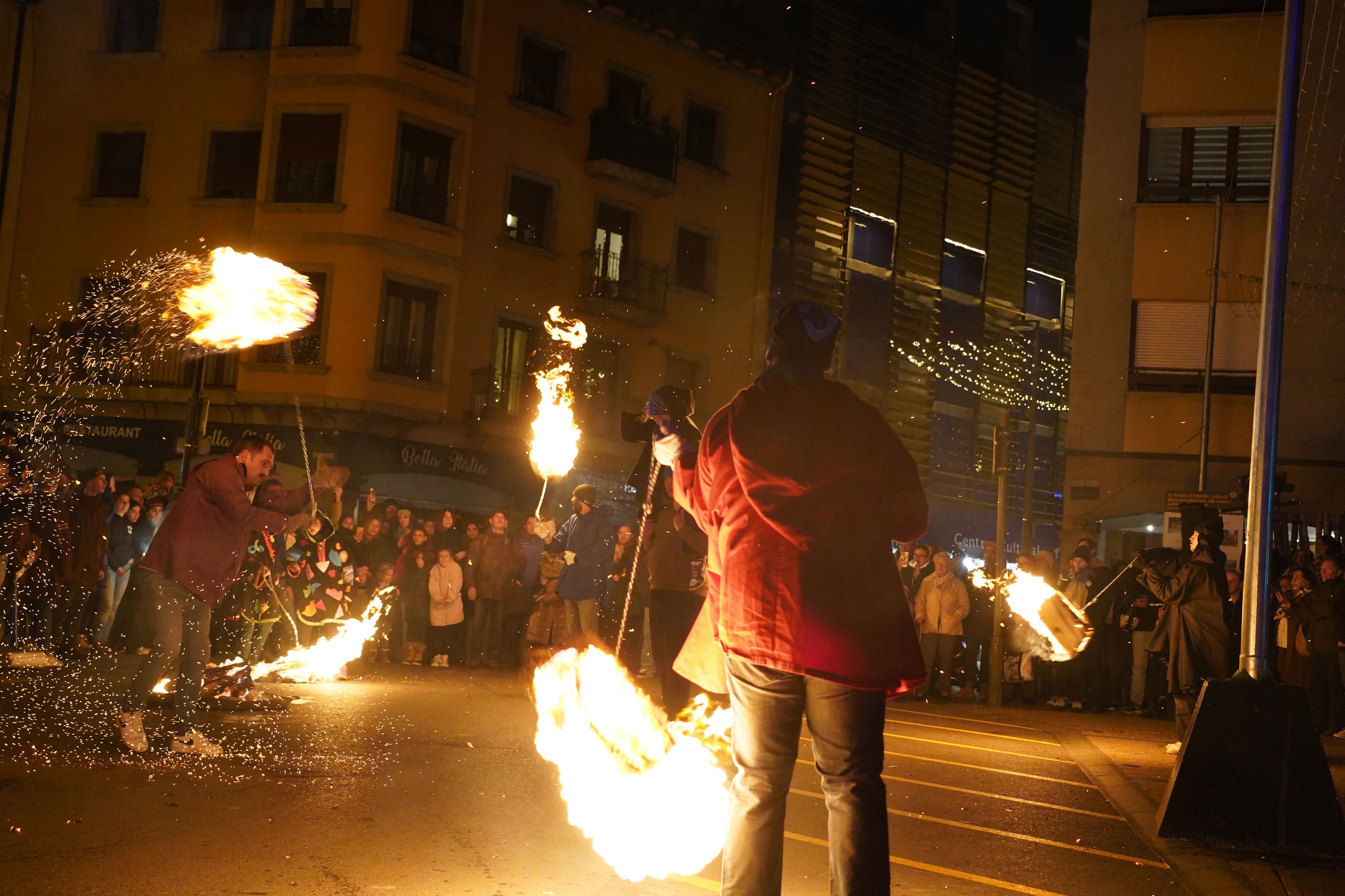 Els fallaries fent girar el foc.