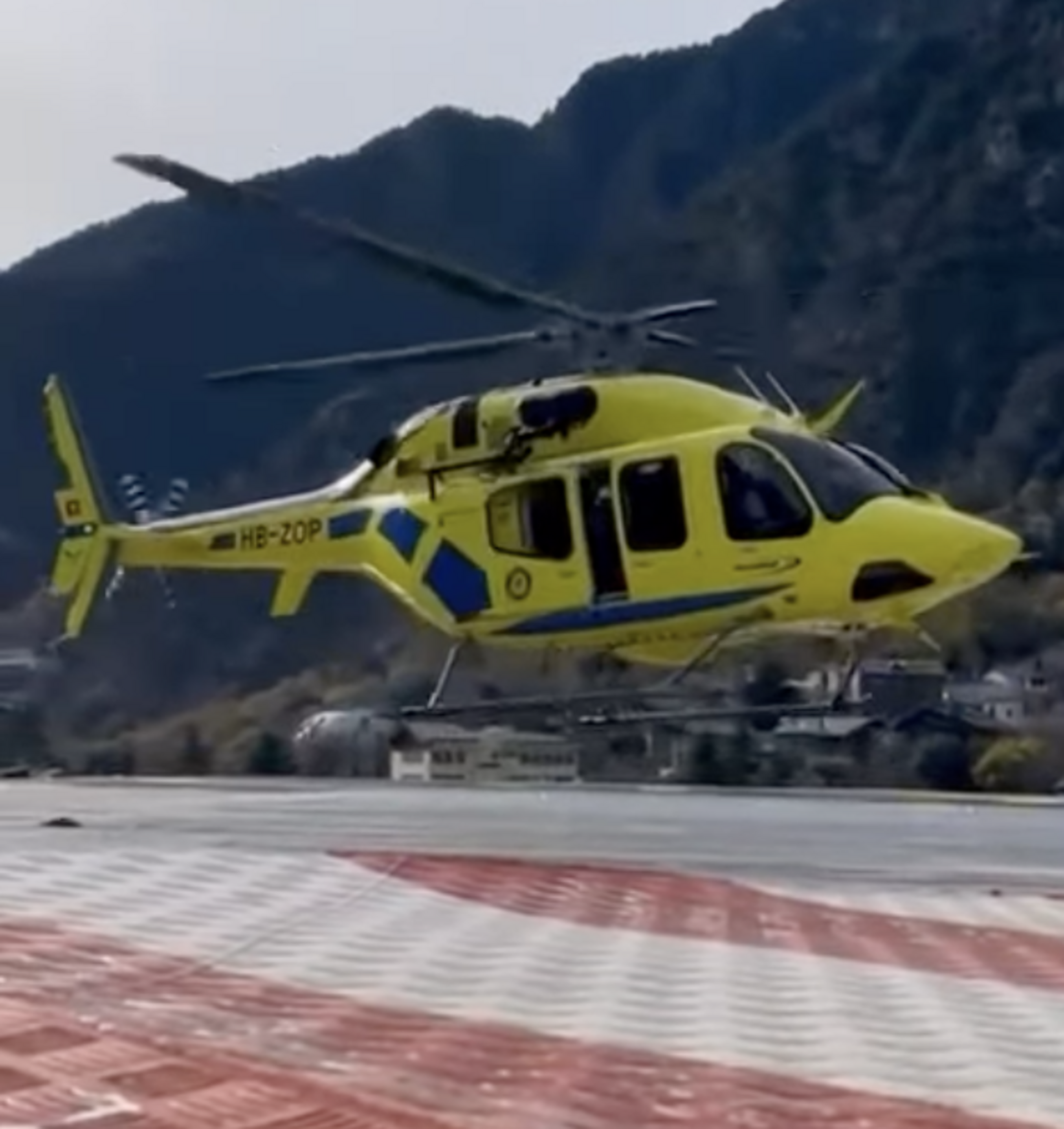 L'helicòpter en iniciar el viatge de la segona rotació dels bombers, aquest dissabte.