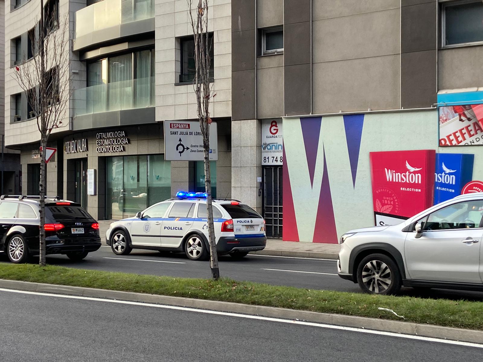 Un cotxe policial en les immediacions d'un dels trasters a l'engrós que es troben al país, dissabte.