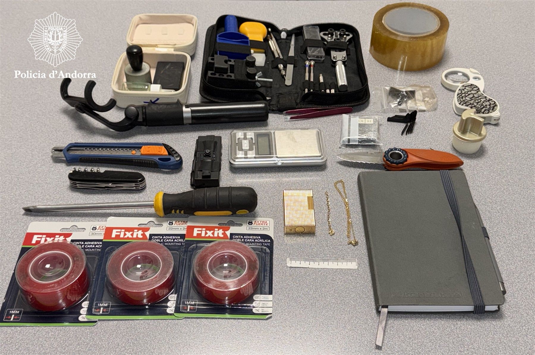 Eines i material trobat en el cotxe d'un dels detinguts.