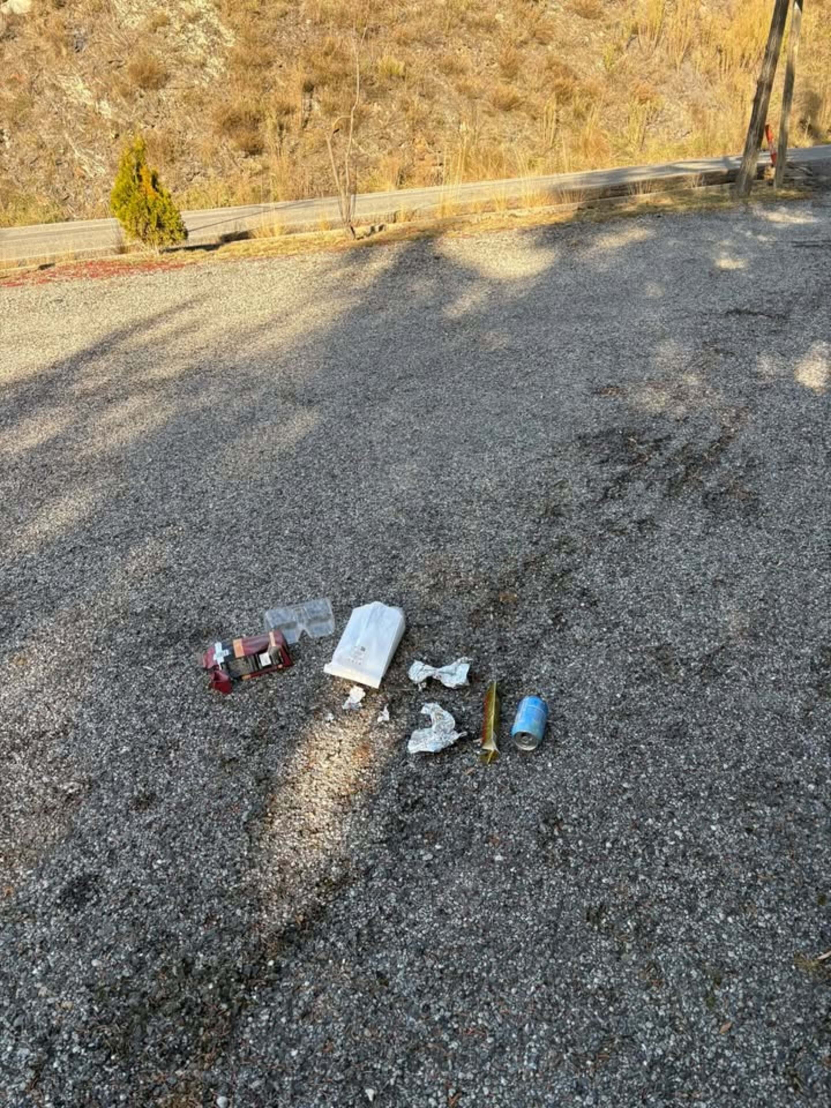 Restes de deixalles al tomb de Sant Serni de Nagol.