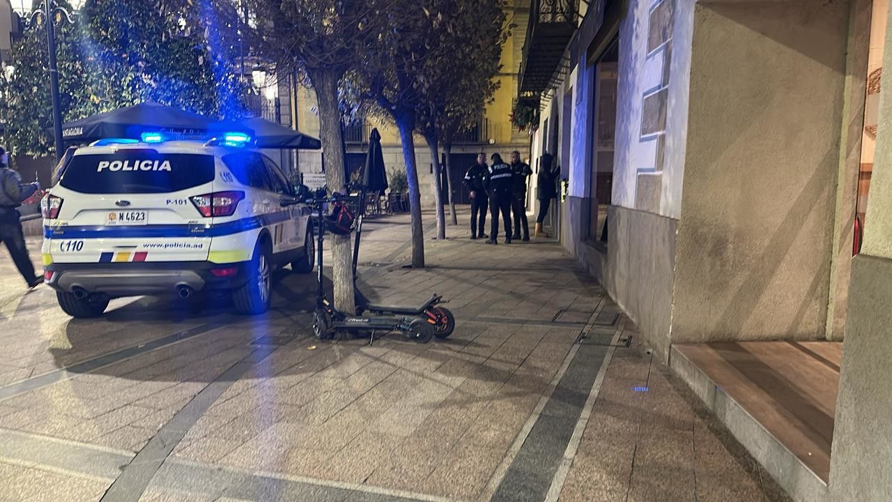 Els agents, en plena intervenció.