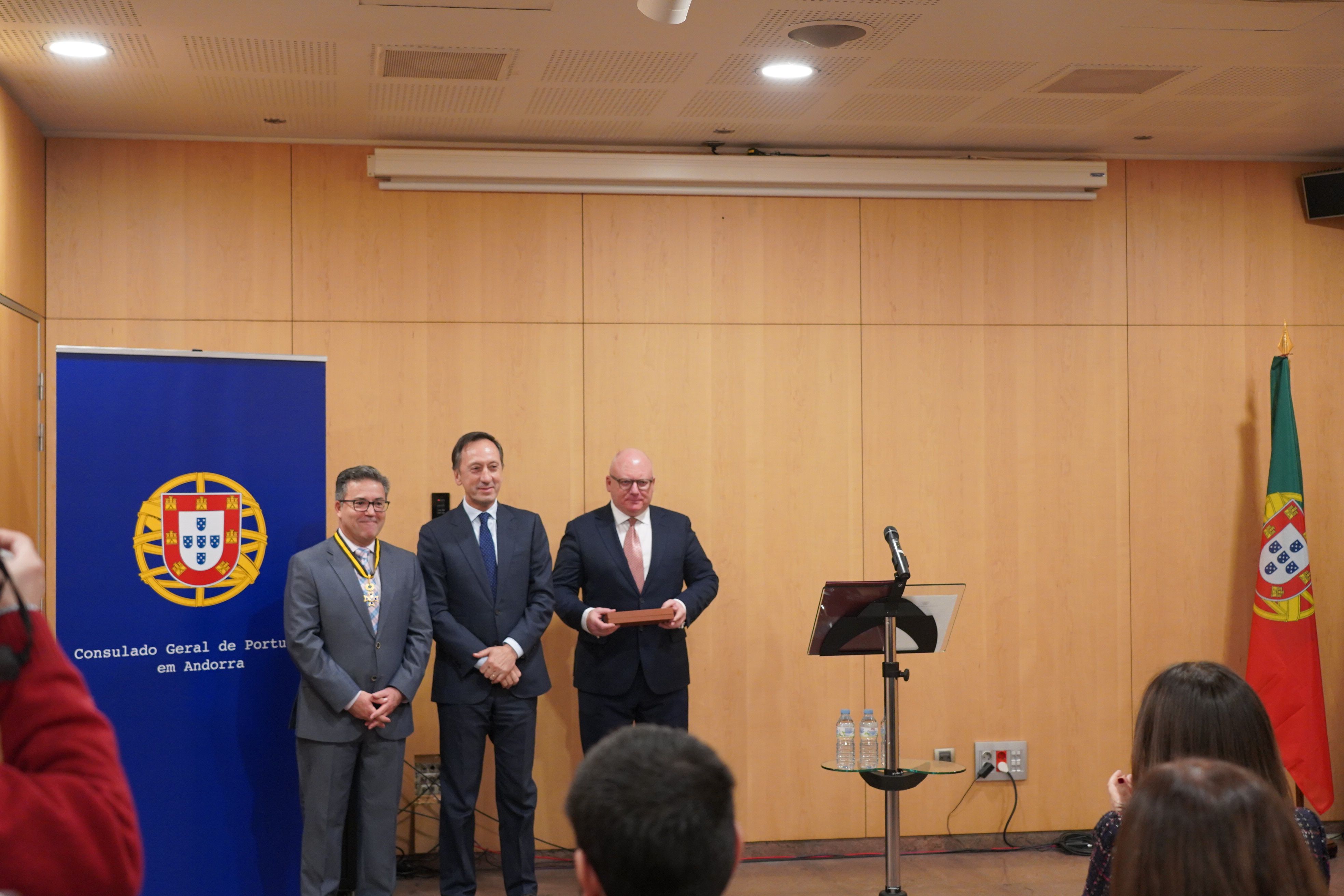 El condecorat Jose Luis Gonçalves, amb l'ambaixador José Augusto Duarte i el cònsol general, Duarte Nuno Gonçalves.