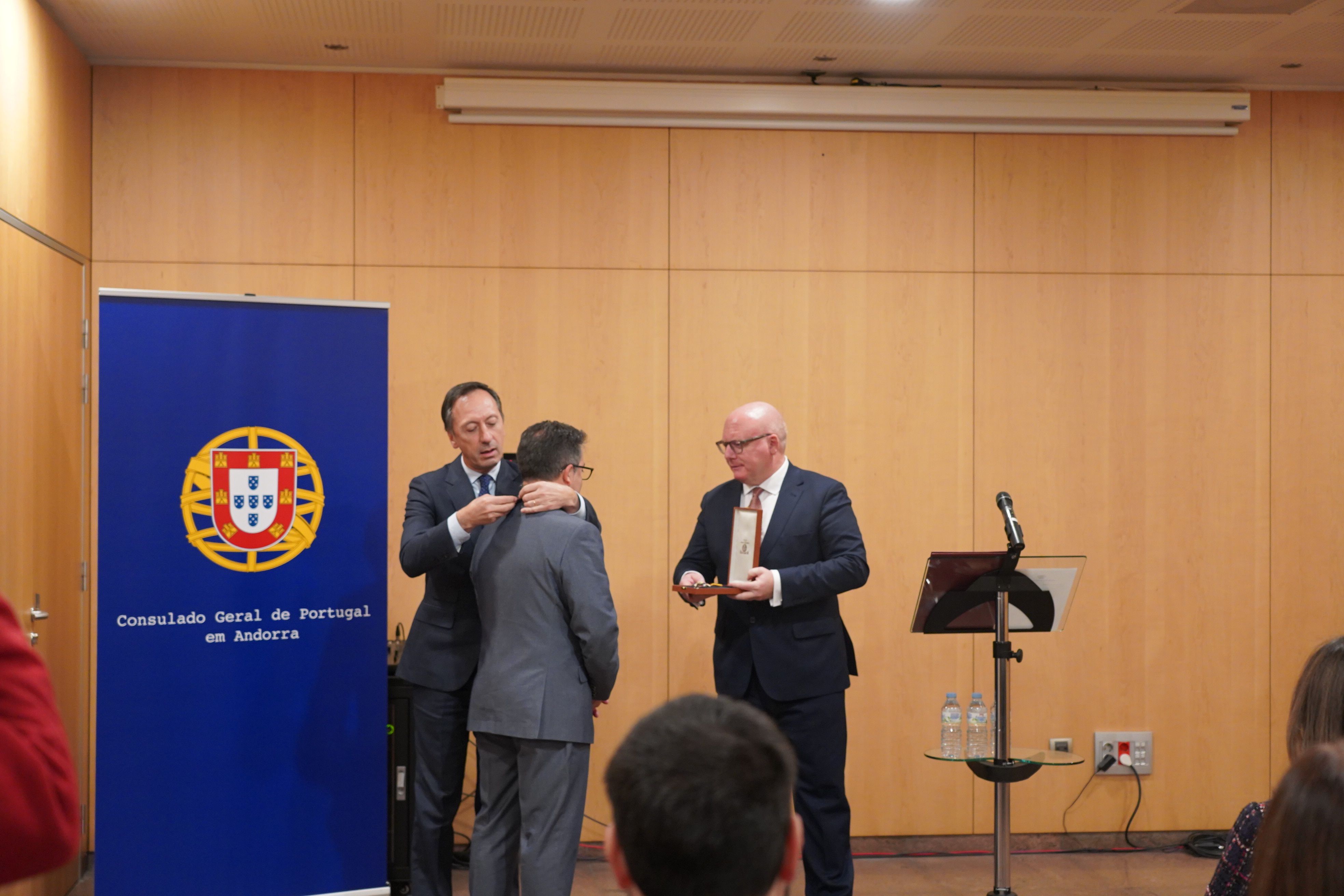 El moment de la condecoració.