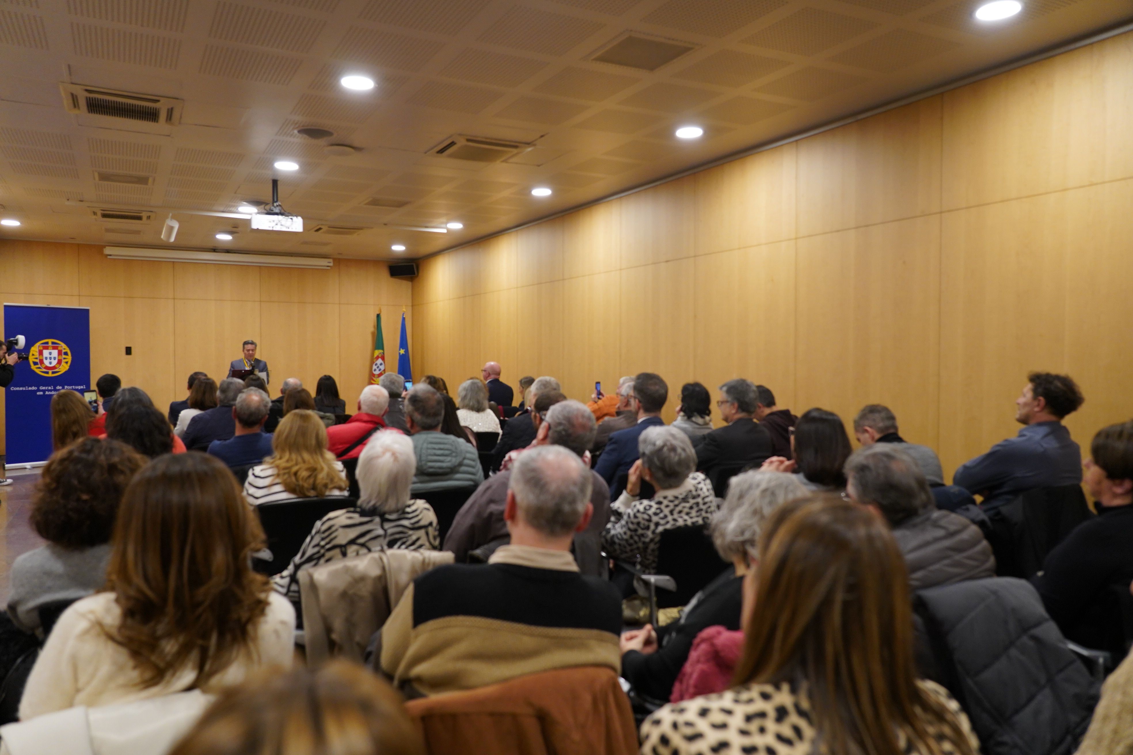 Autoritats i membres de la comunitat portuguesa escoltant el discurs del condecorat.