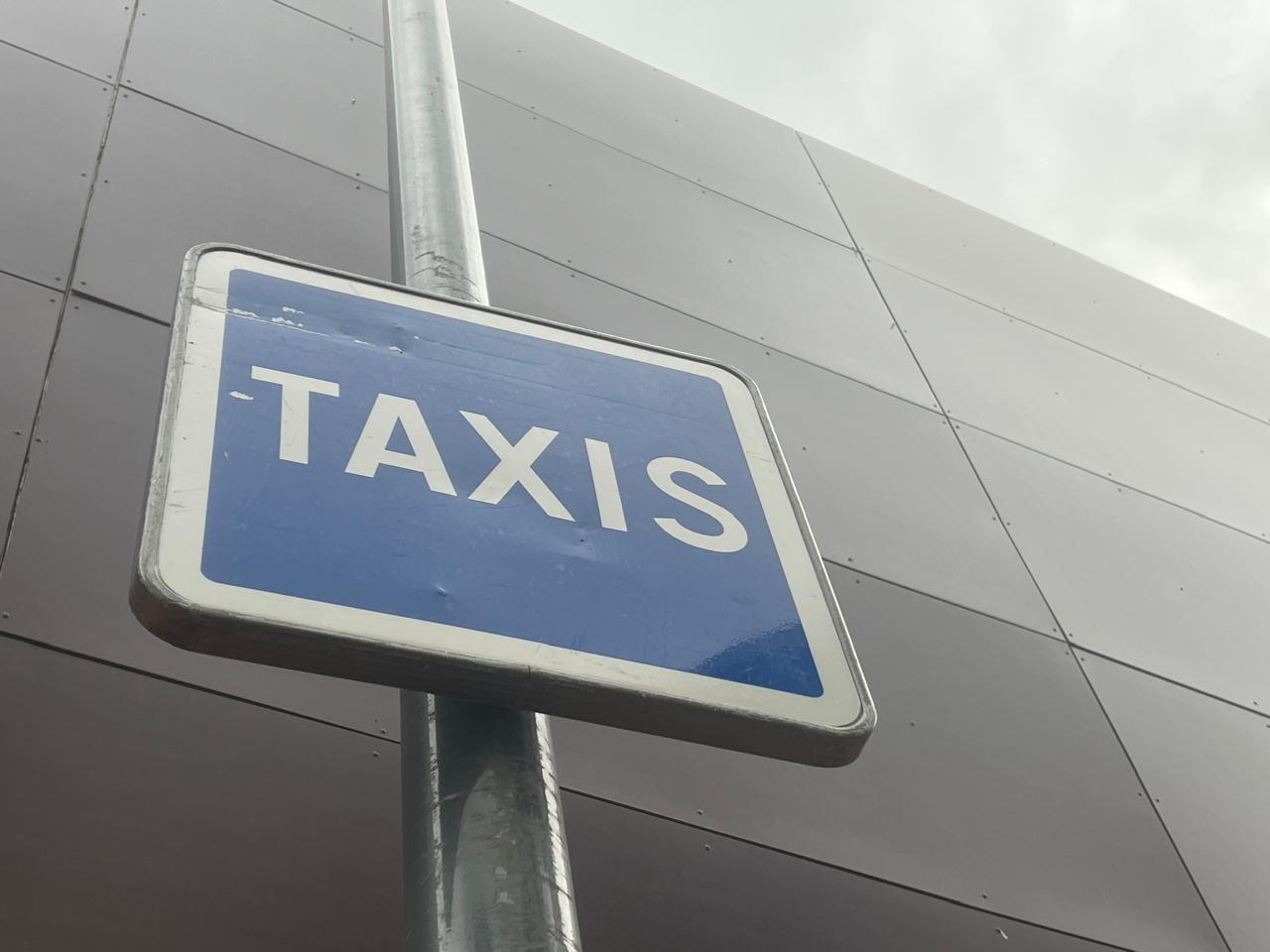 Un rètol senyalitzador de taxi.