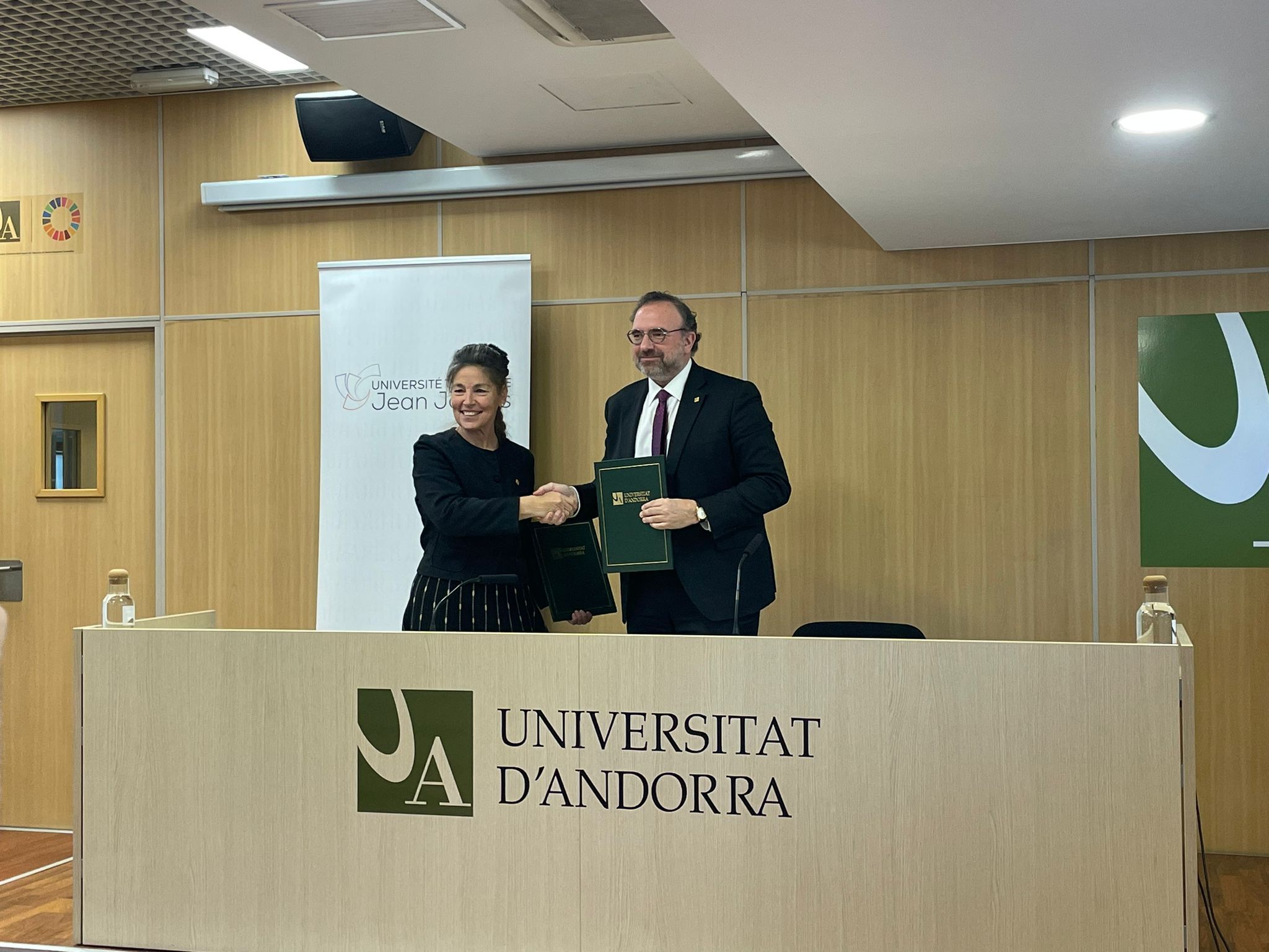 Garnier i Minoves després de signar el conveni.