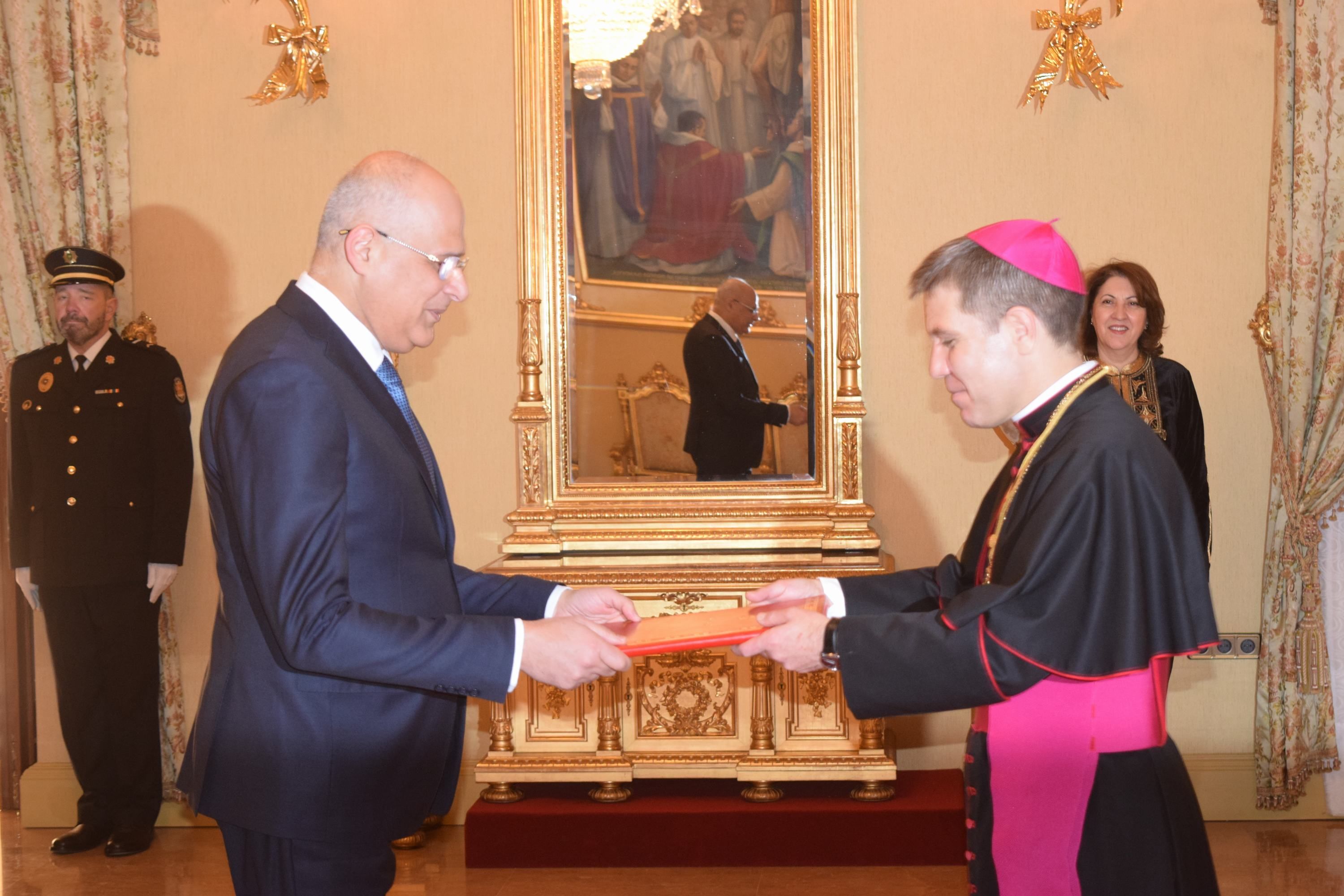 Dhia Khaled, ambaixador de Tunísia. Dhia Khaled, ambaixador de Tunísia.