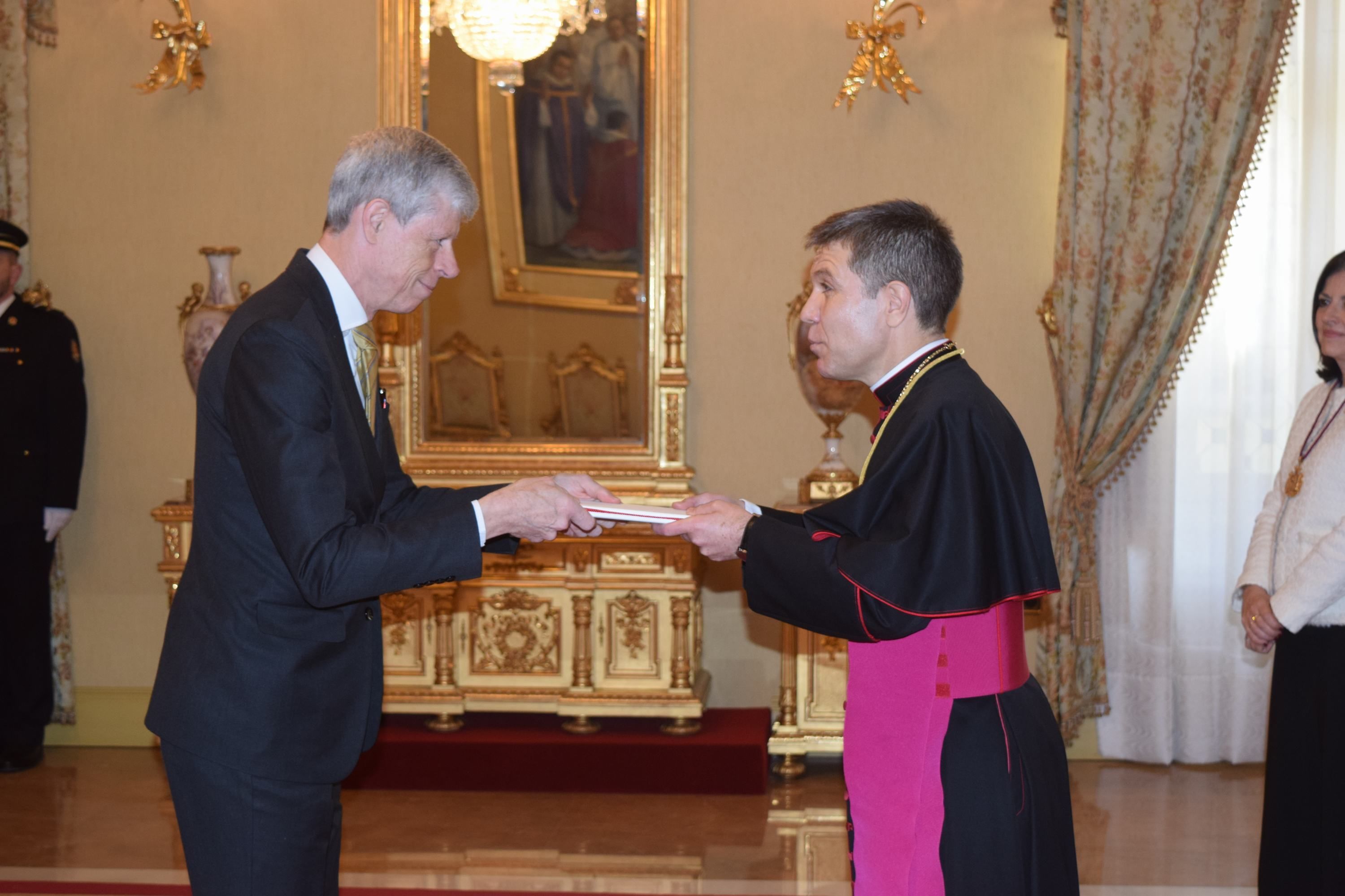 Heinrich Schellenberg, ambaixador de Suïssa. Heinrich Schellenberg, ambaixador de Suïssa.