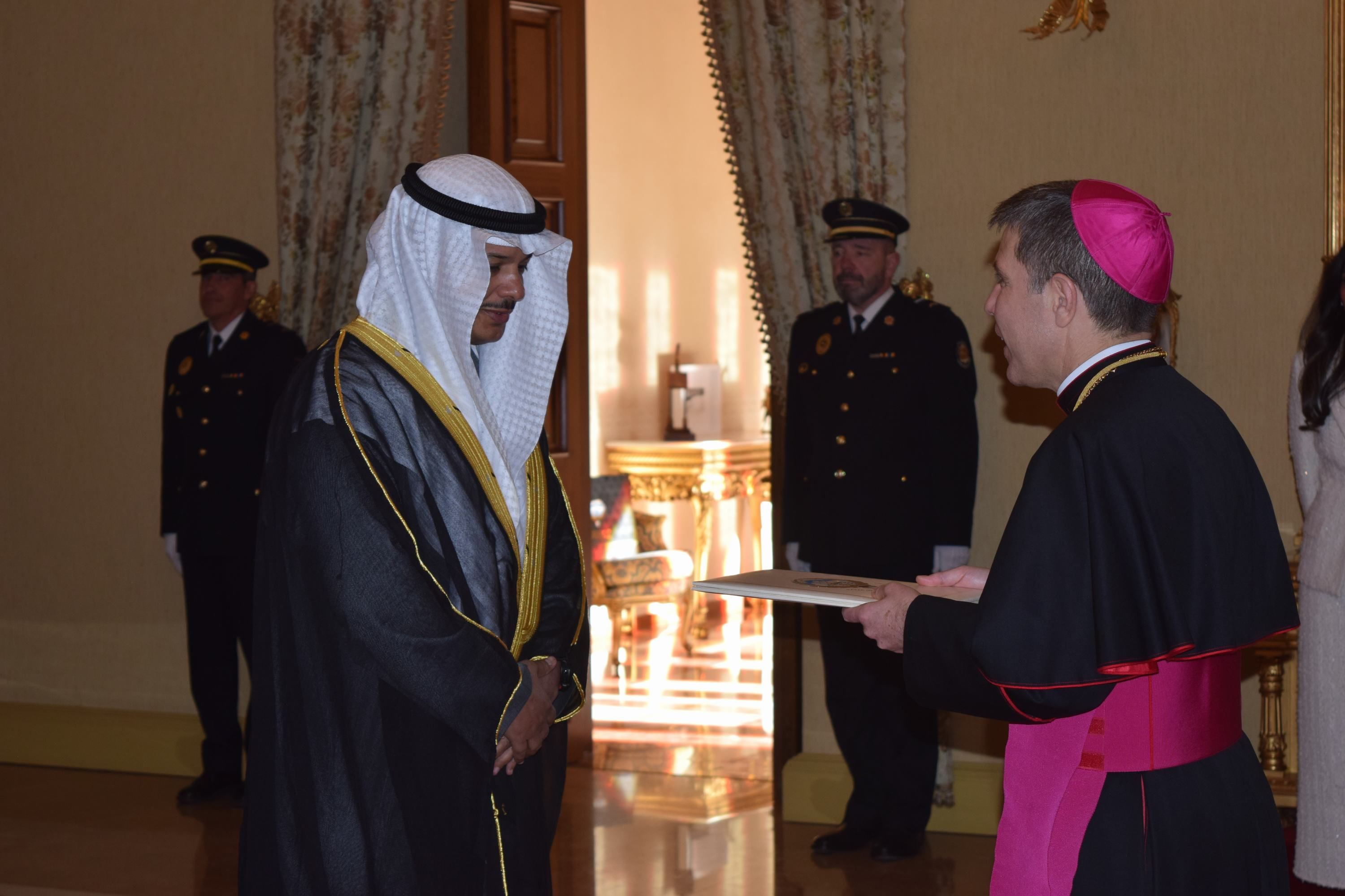 Zeiad I. Al Anbaie, ambaixador de Kuwait. Zeiad I. Al Anbaie, ambaixador de Kuwait.