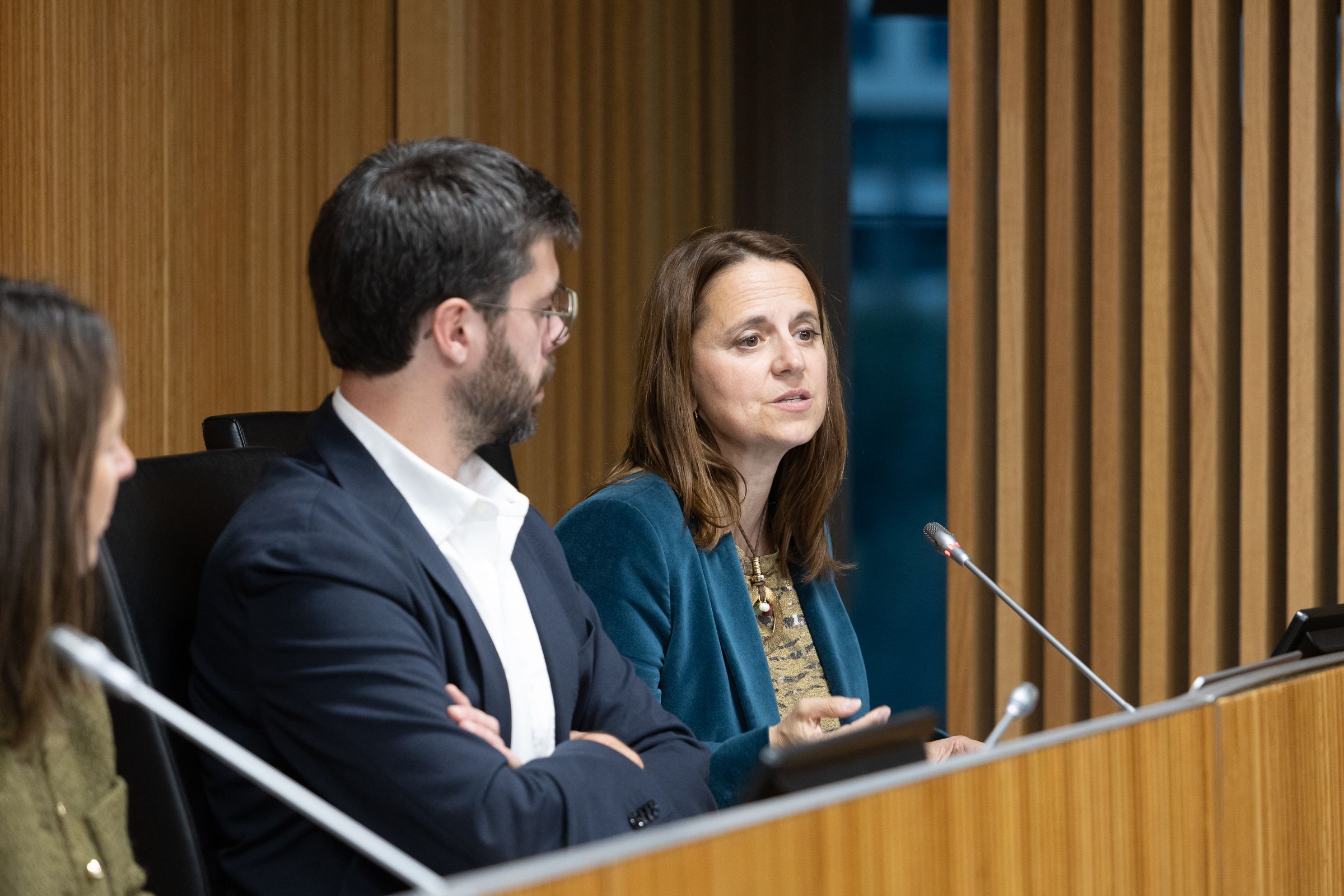 Cerni Cairat escolta la intervenció de Rosa Gili. 