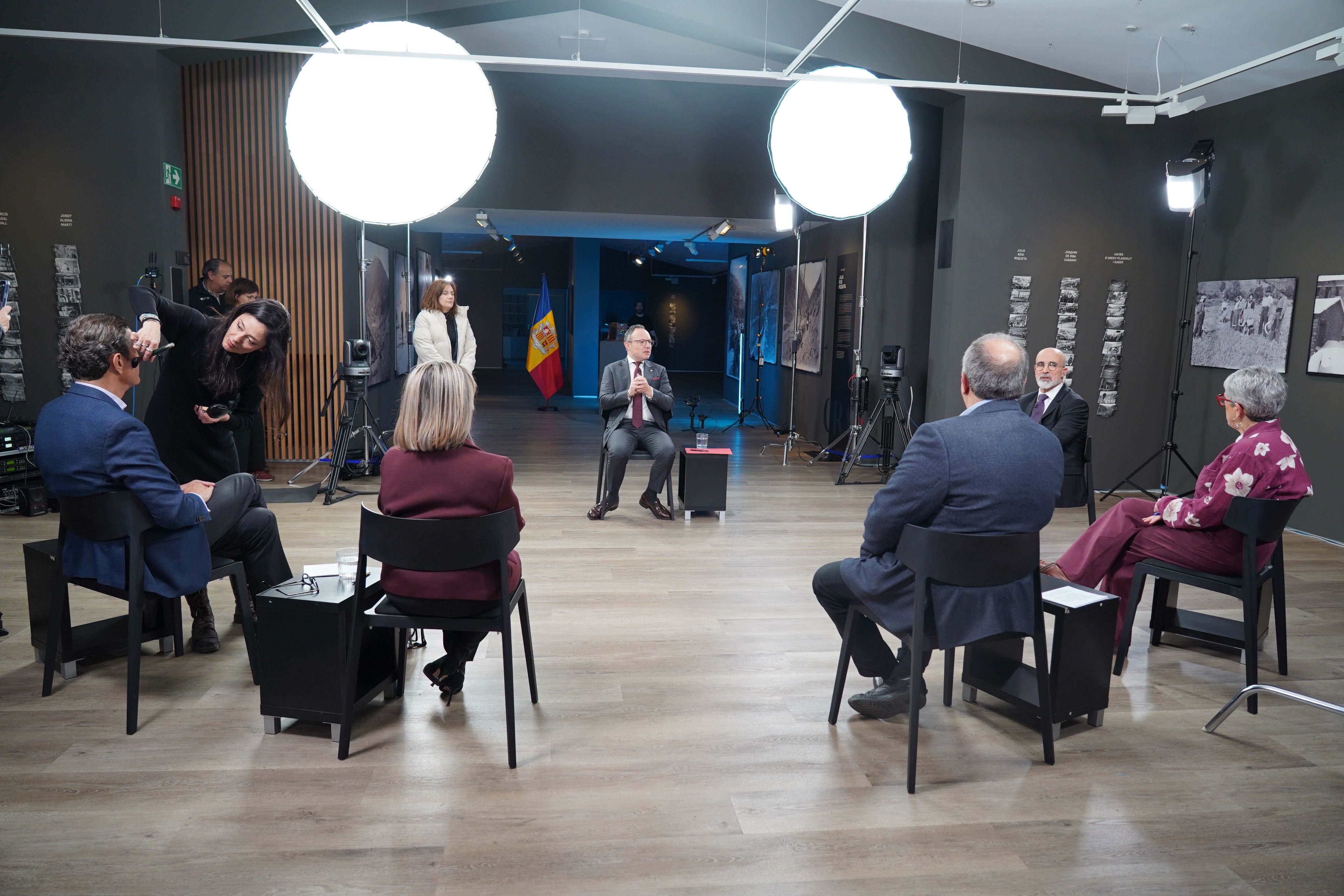 Xavier Espot i els membres de la Visura Ciutadana abans de l'entrevista. Xavier Espot i els membres de la Visura Ciutadana abans de l'entrevista.