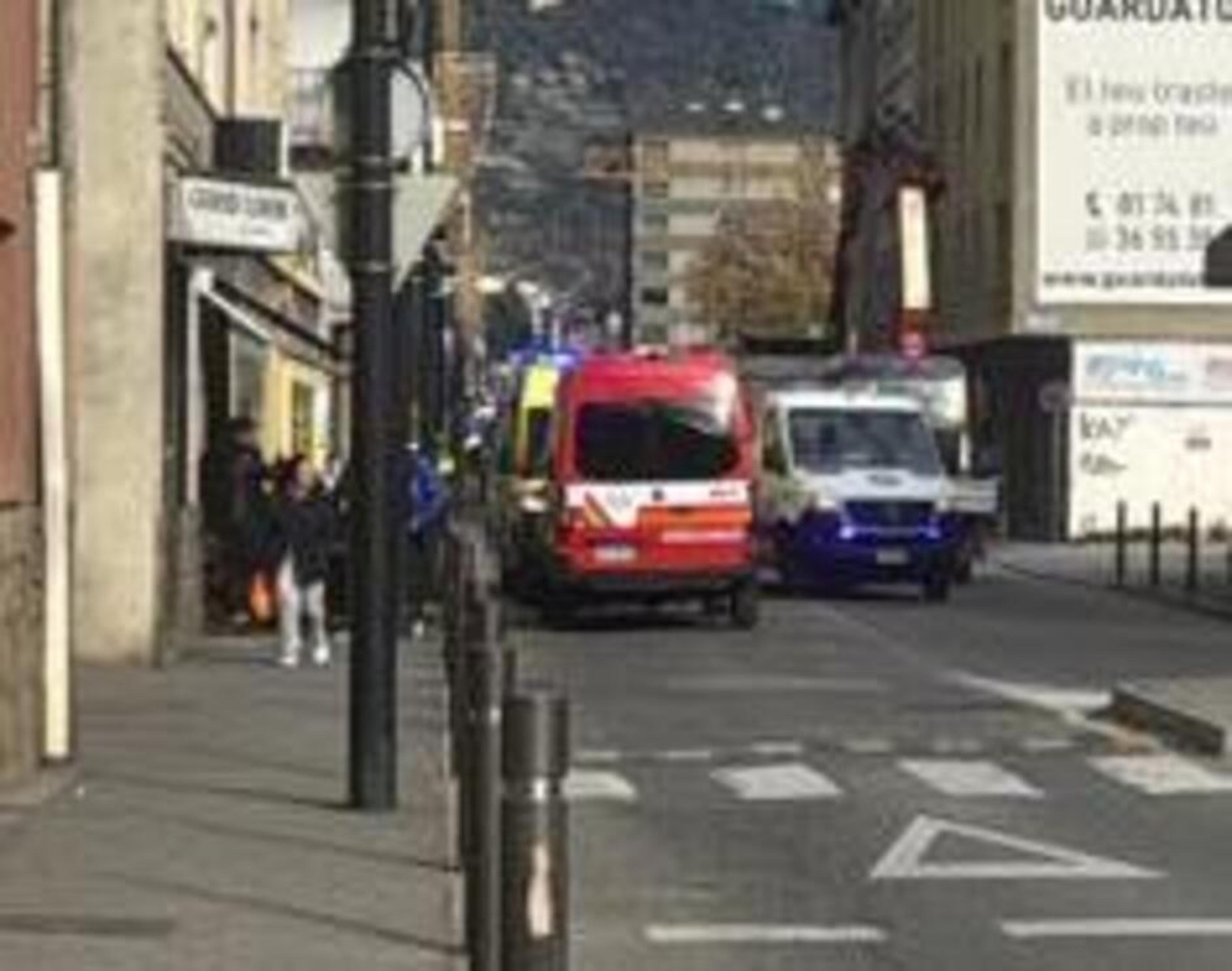 Equips d'emergència sanitària i agents de circulació al lloc dels fets, amb força expectació.