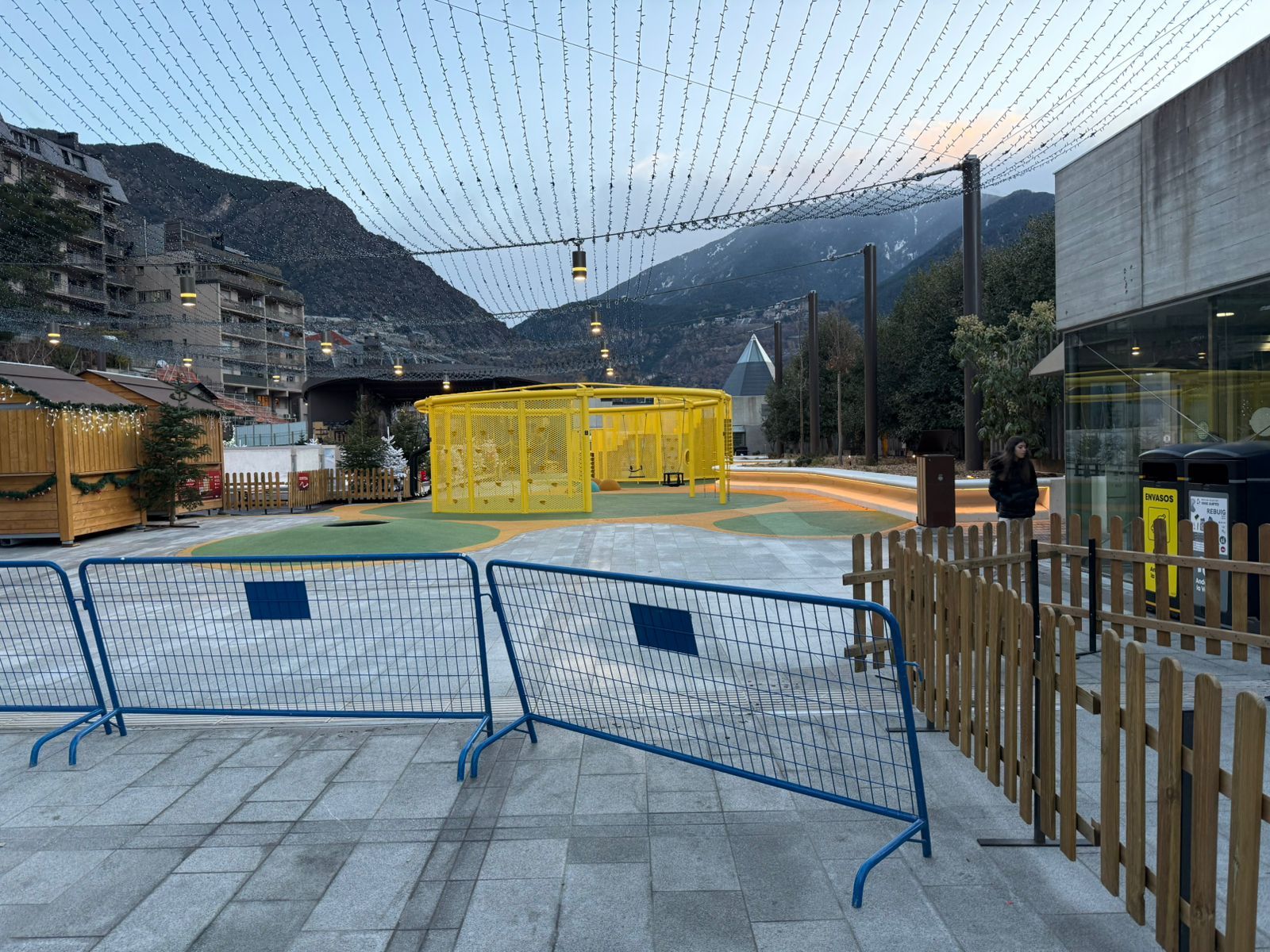 Una de les tanques que acaben barrant el pas cap als accessos a l'aparcament.