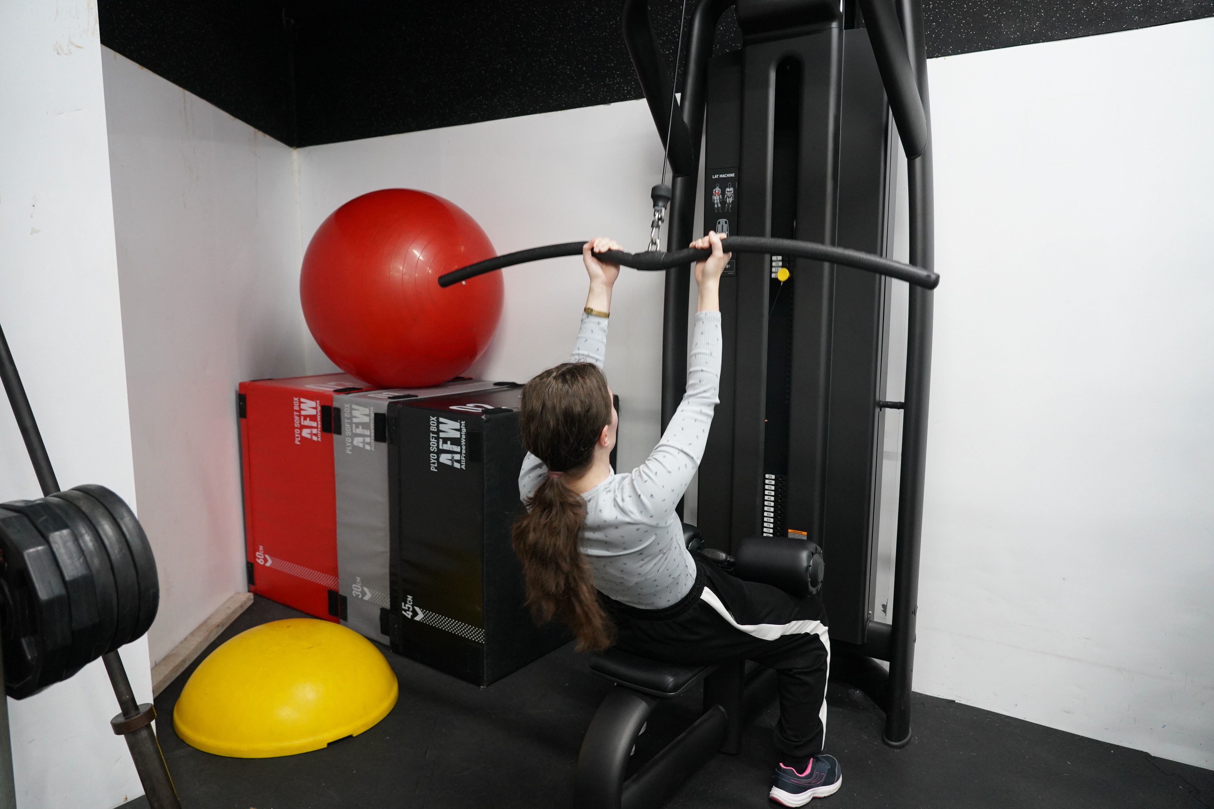 La Noa entrenant en una de les màquines del gimnàs.