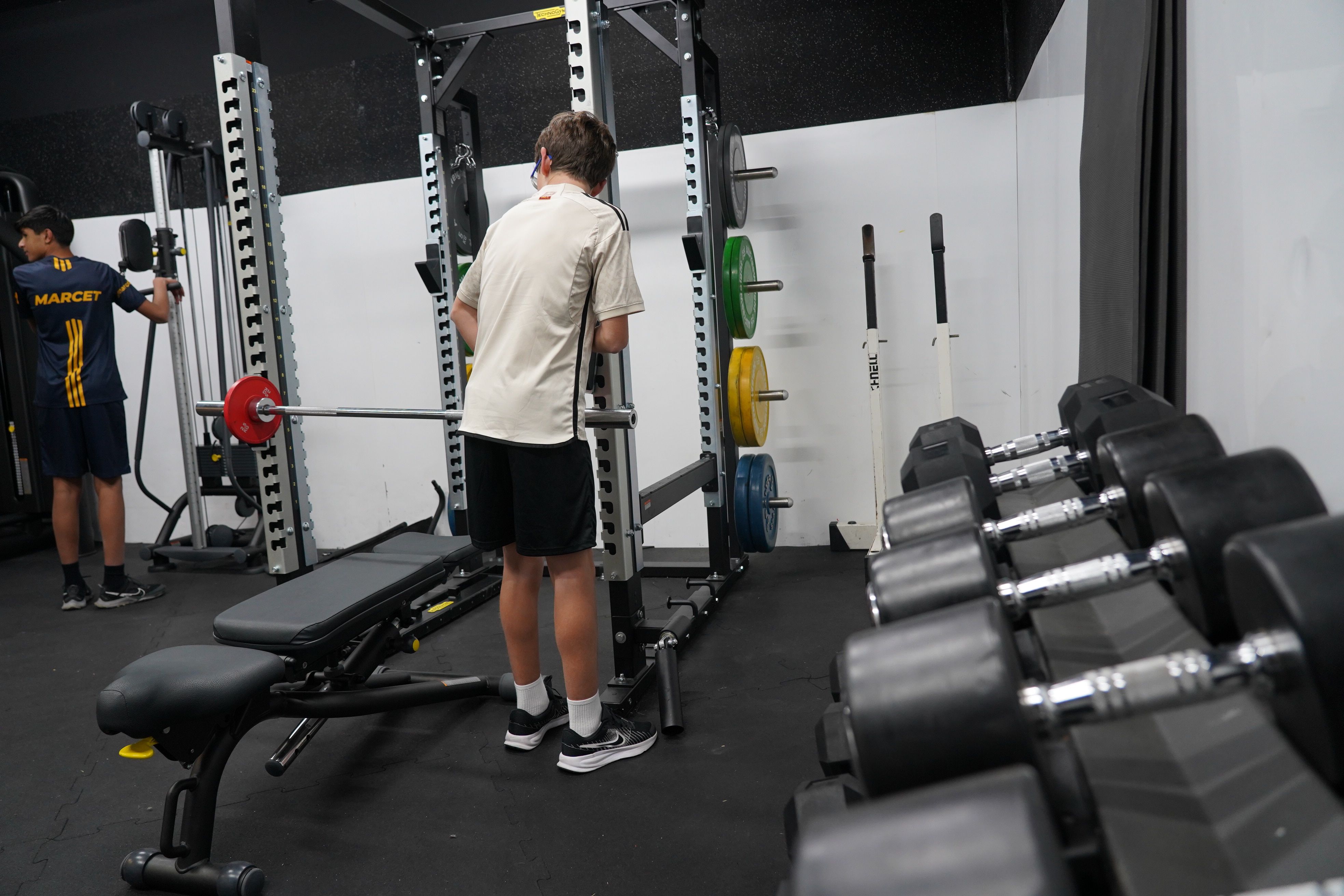 El Martí preparant la màquina de pressió sobre banc. El Martí preparant la màquina de pressió sobre banc.