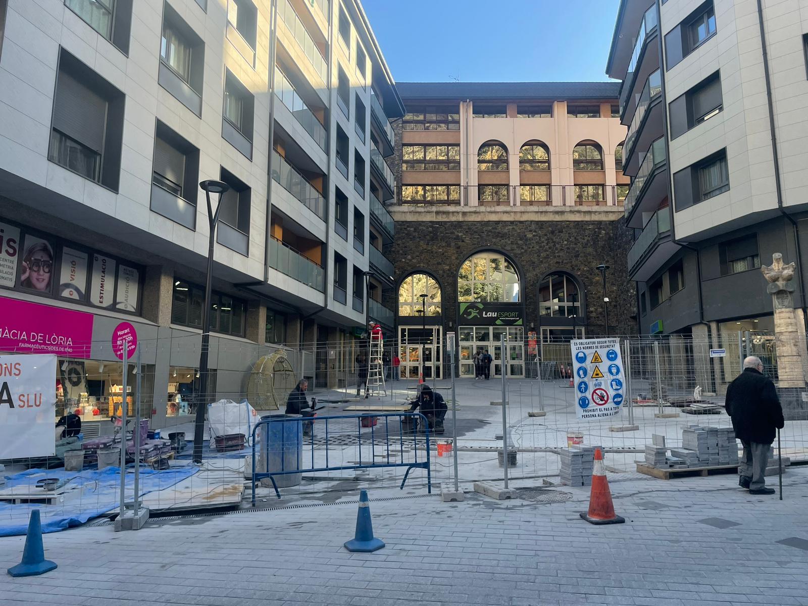 Obres en curs a la plaça Calonge-Sant Antoni de Sant Julià.
