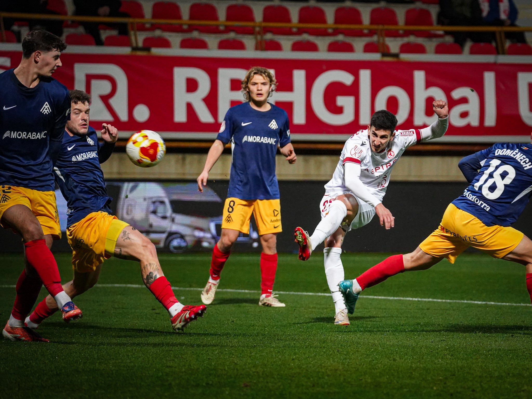 Pibe ha anotat el primer gol de la nit davant l'estupefacció dels jugadors de l'FC Andorra.