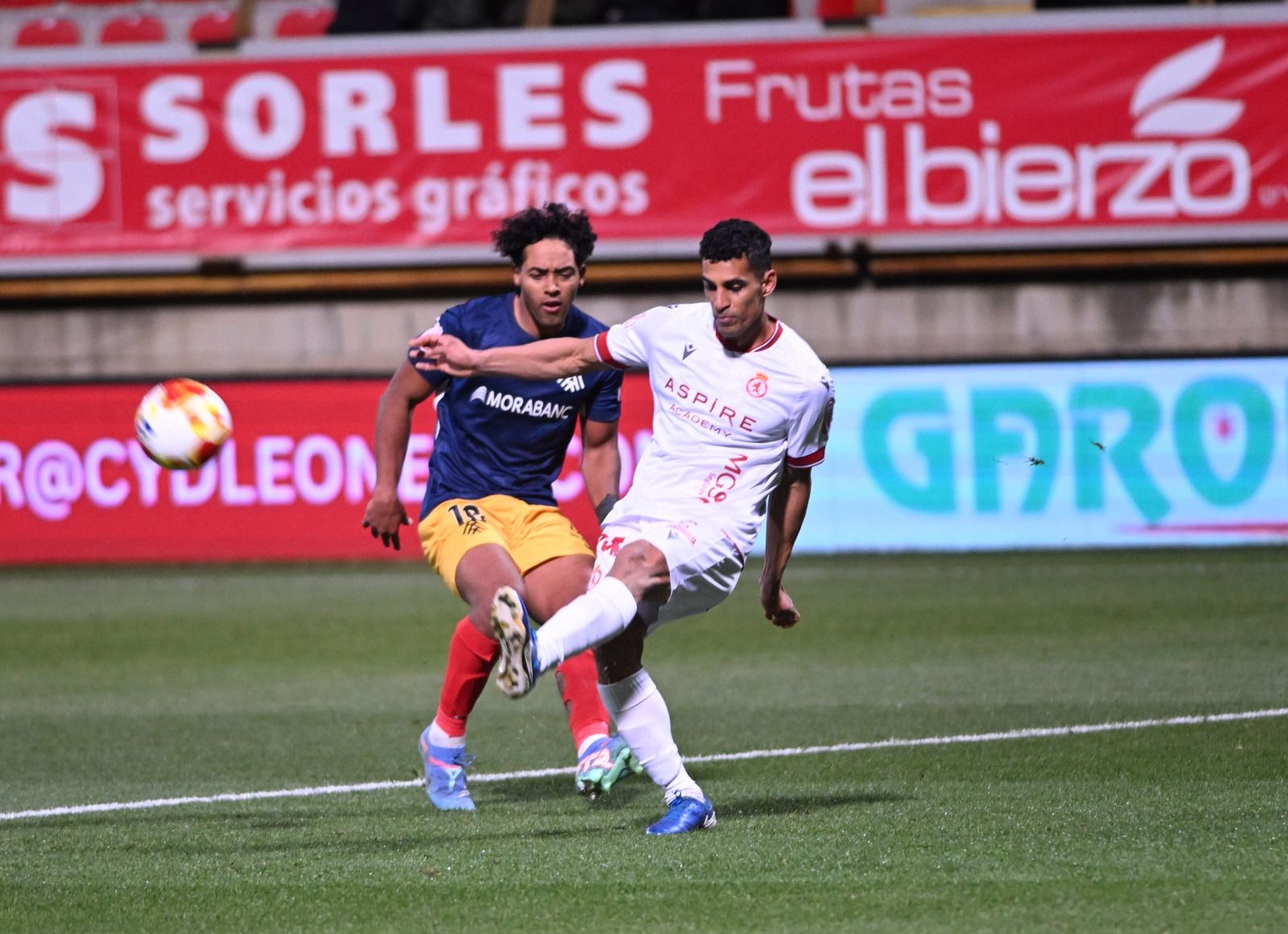 Jastin pressiona un dels defensors de la Cultural.