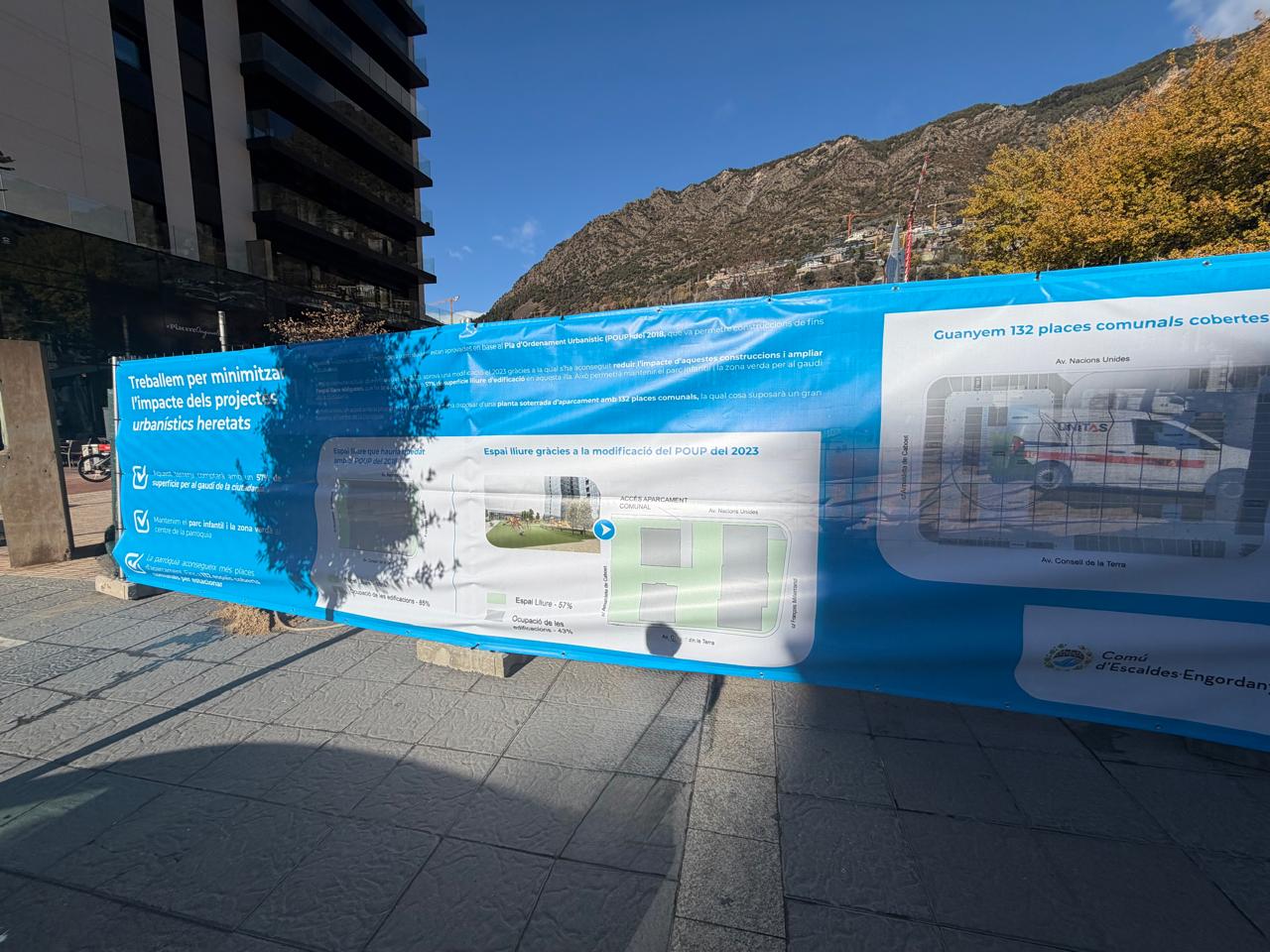 El comú ha col·locat lones al Clot d'Emprivat per explicar l'evolució urbanística de la zona.