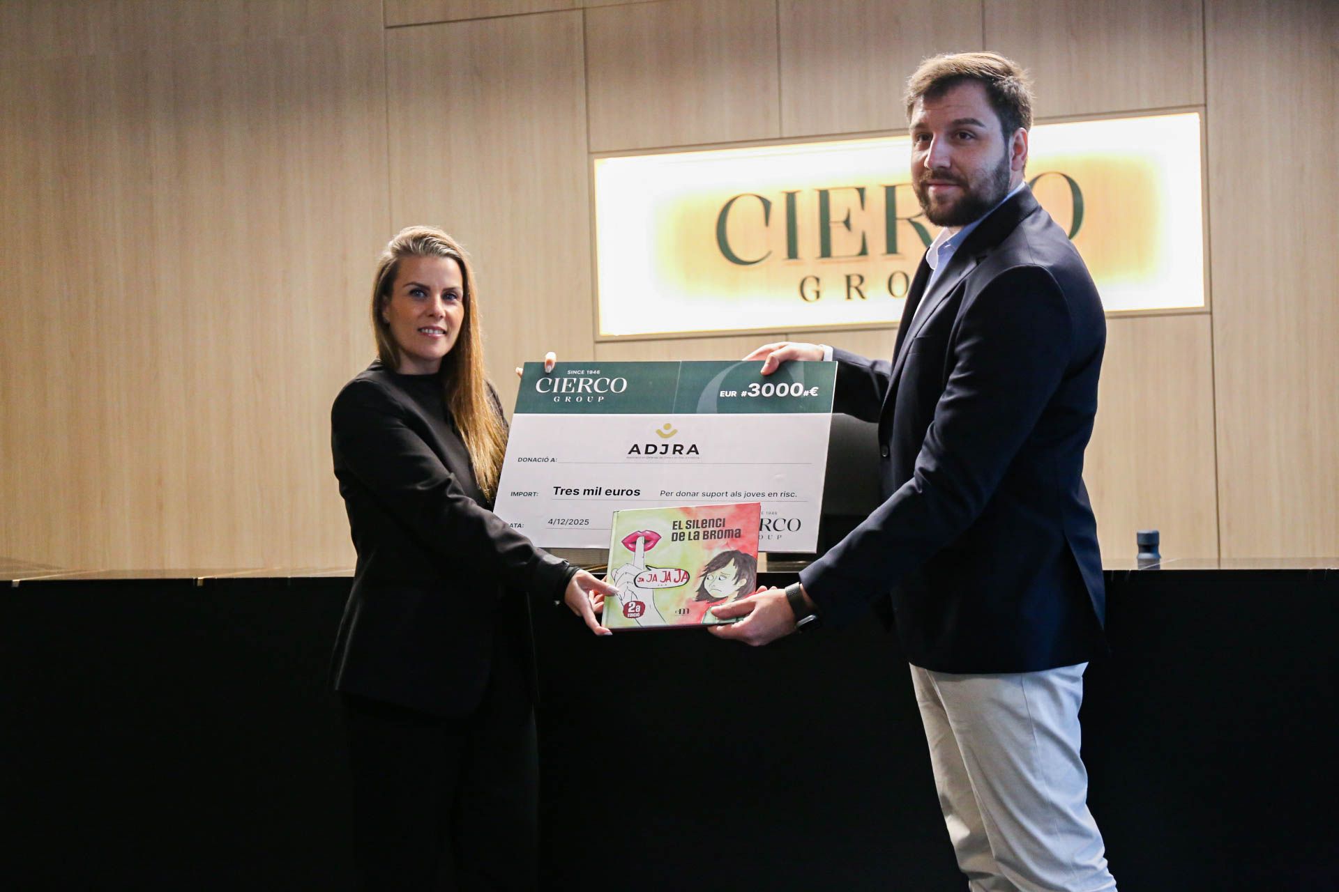 El Grup Cierco Business entrega un xec de 3.000 euros a ADJRA per impulsar la campanya contra l’assetjament escolar.