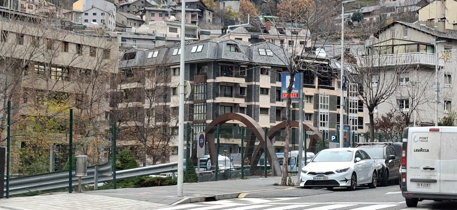 Un dels aparcaments d'Escaldes ple. Un dels aparcaments d'Escaldes ple.