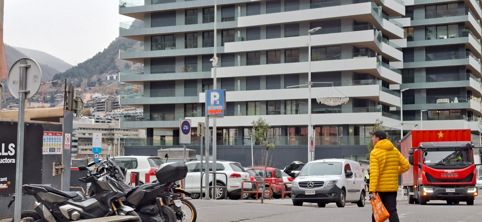Un aparcament del centre d'Escaldes ple. Un aparcament del centre d'Escaldes ple.