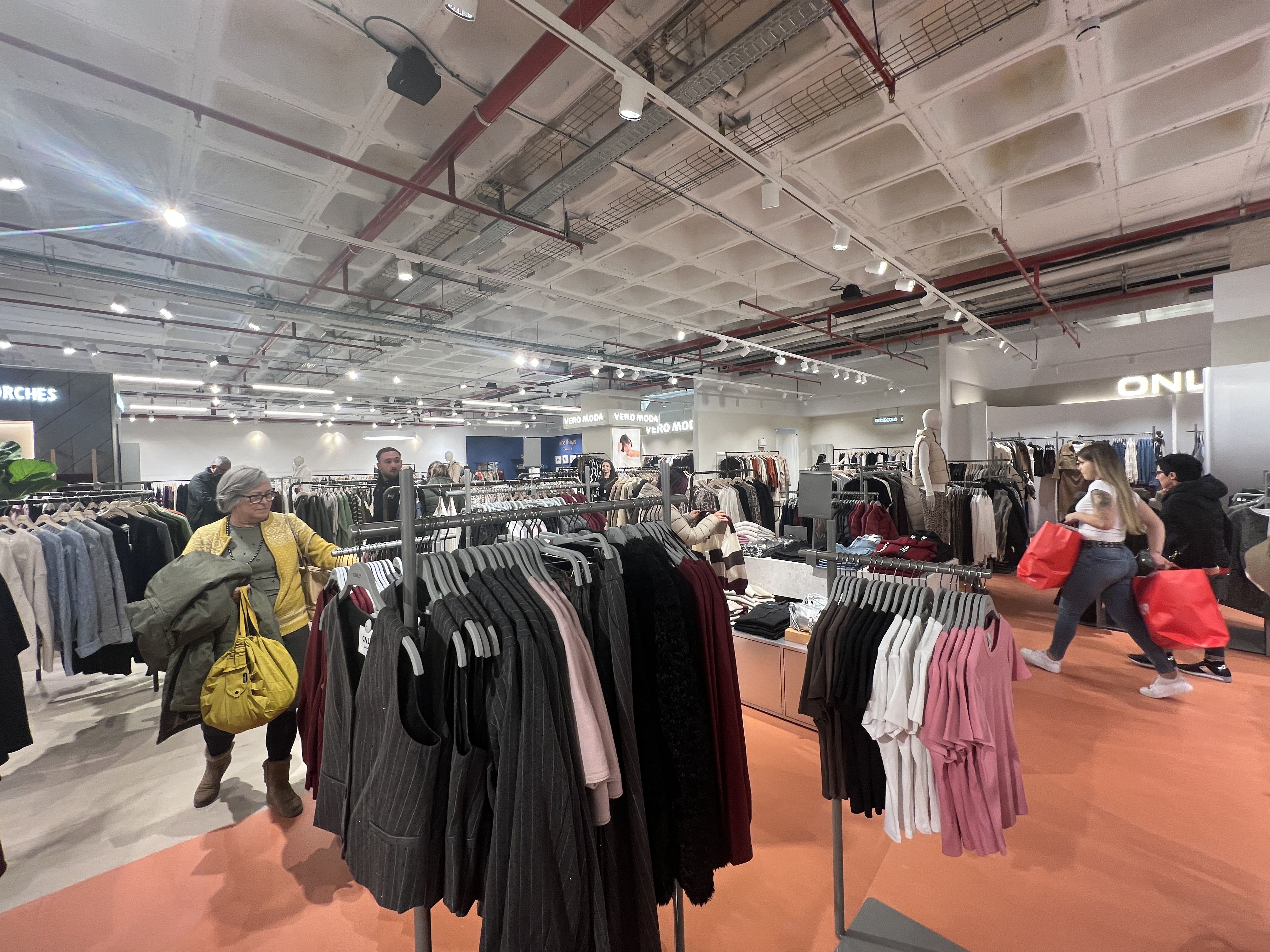 Roba i complements a la primera planta. 