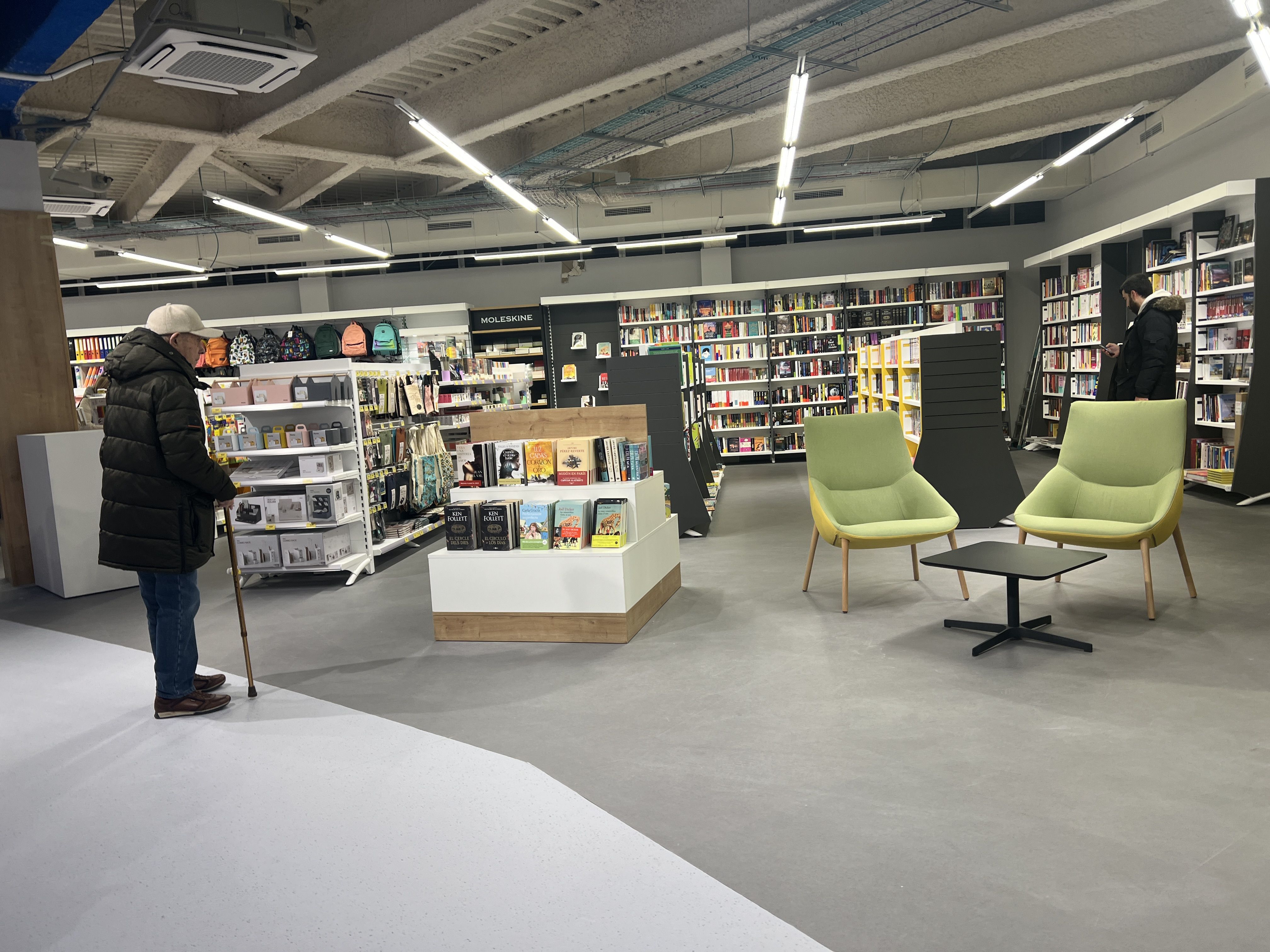 La zona de papereria i llibreria a la segona planta.