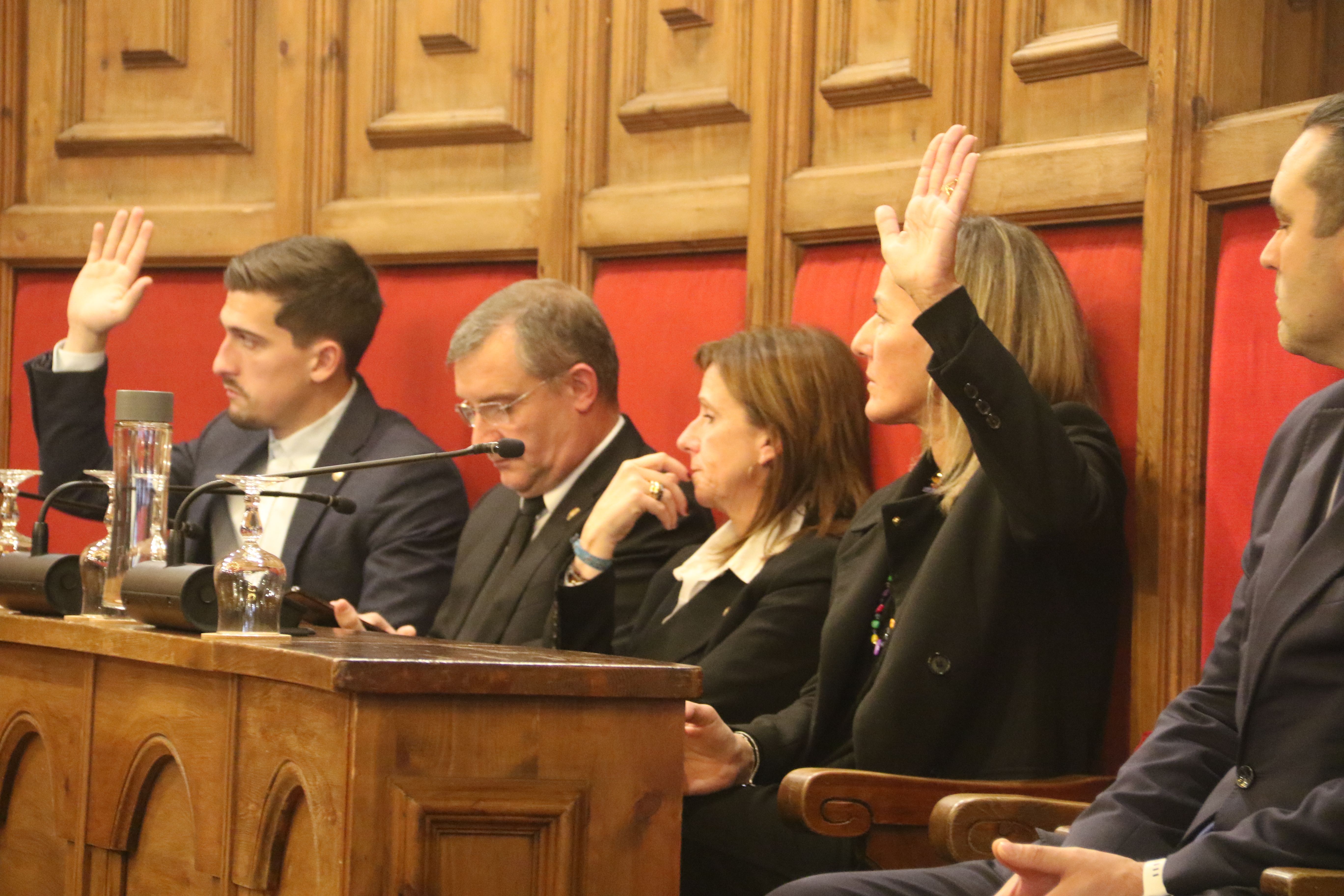 Sandra de la Rosa votant a favor de les propostes a diferència dels seus dos companys.