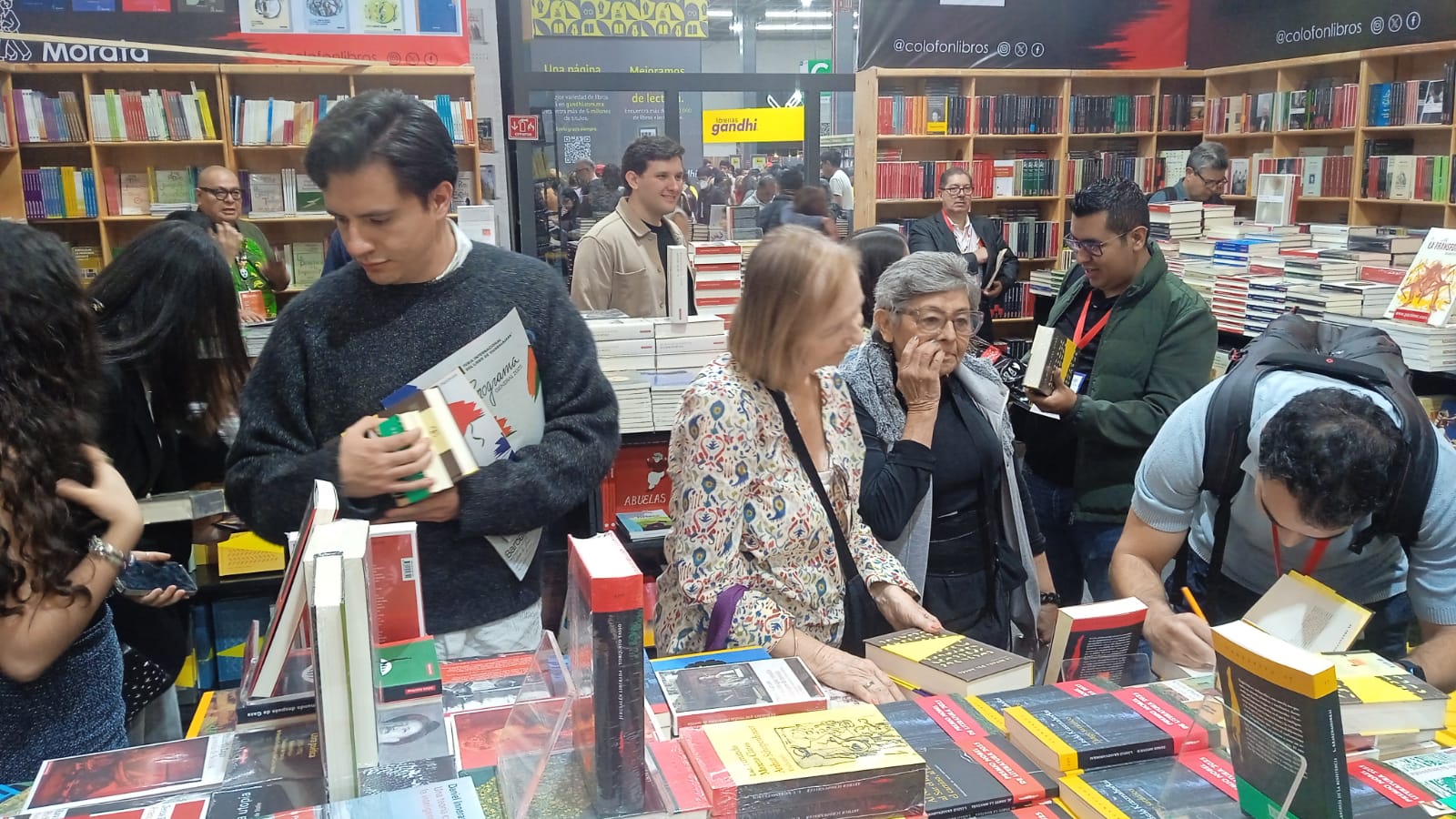 Una cua de lectors espera que el Jan Arimany els signi llibres.