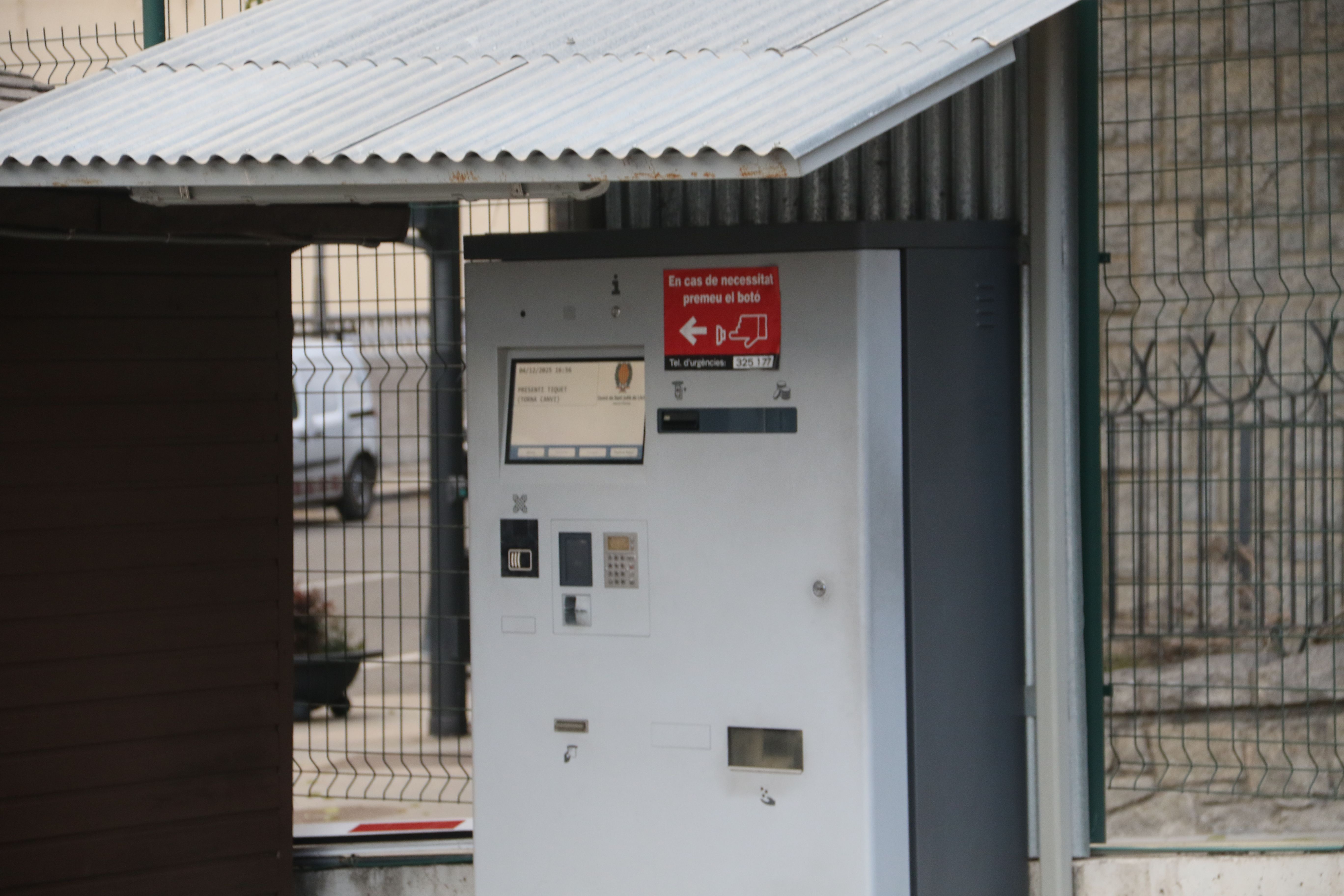 La màquina expenedora i controladora de tiquets a l'aparcament del Prat Nou.
