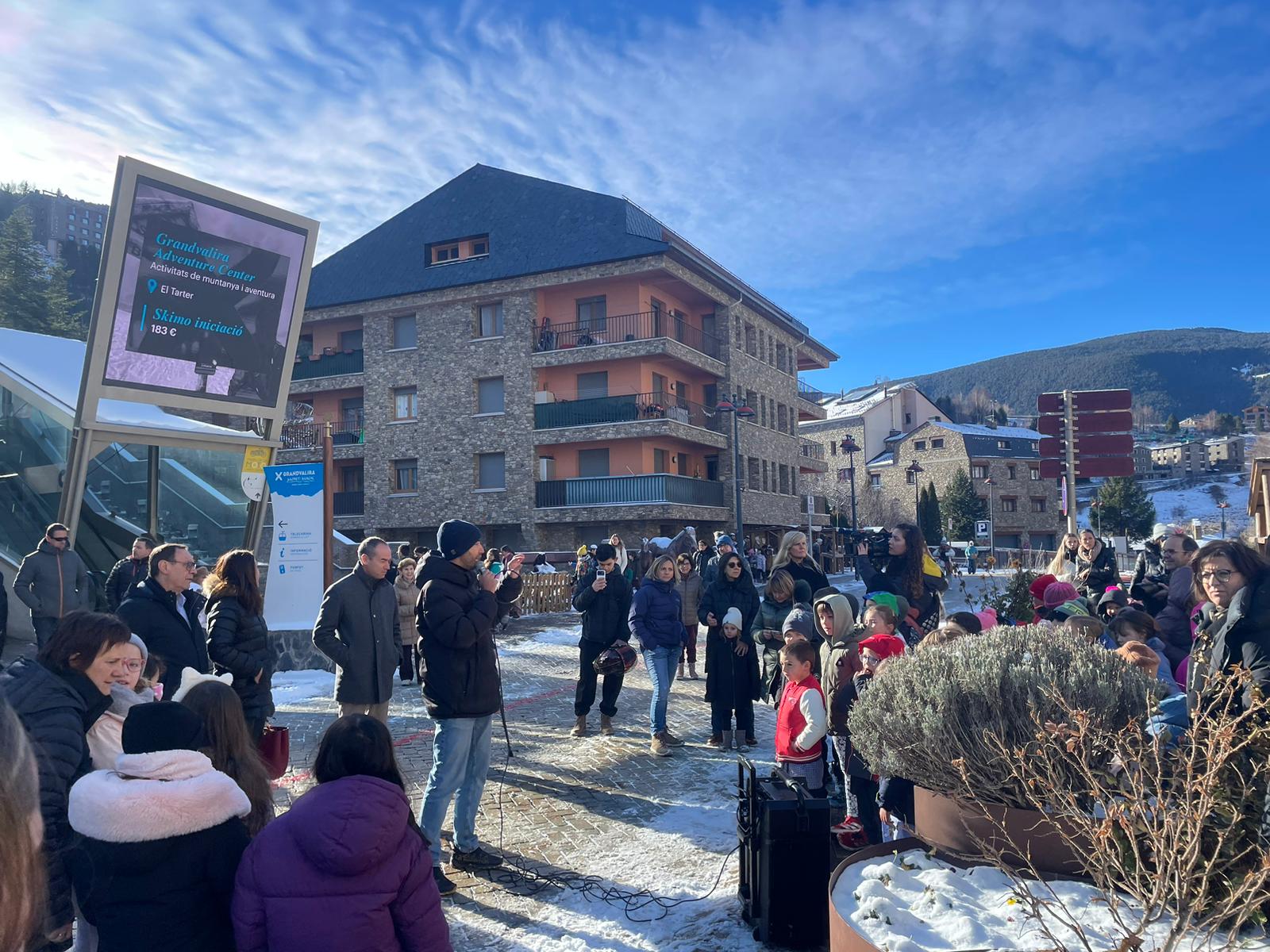 El conseller Àlex Kinchella dona la benvinguda als assistents.