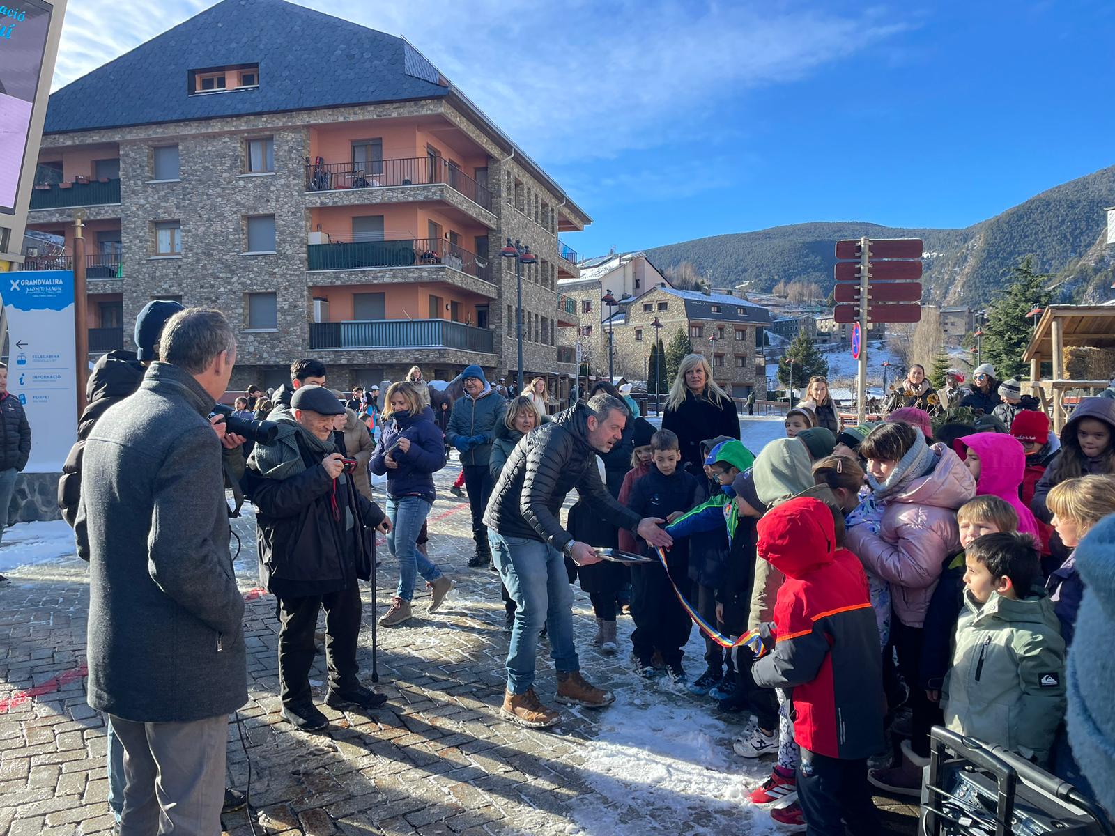 Organització prèvia al tall de la cinta inaugural.