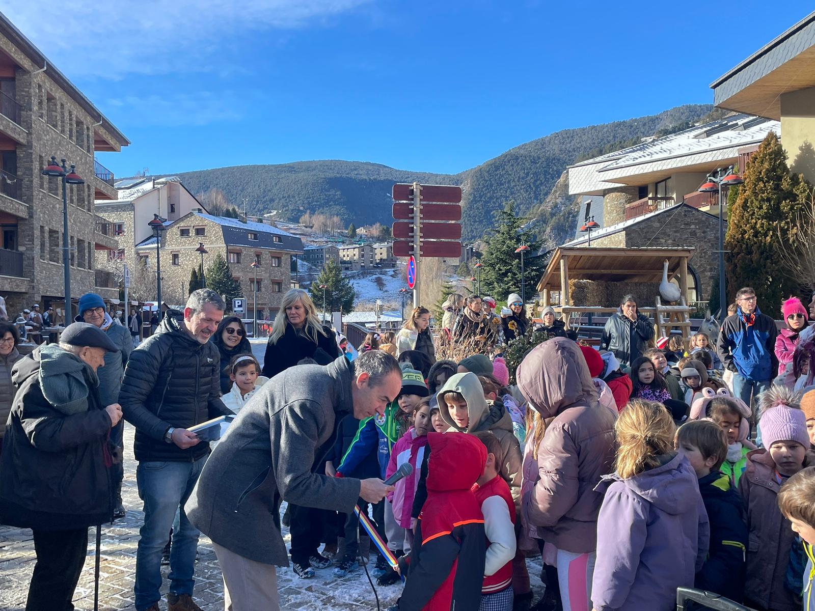 Alcobé conversa amb alguns petits alumnes participants.