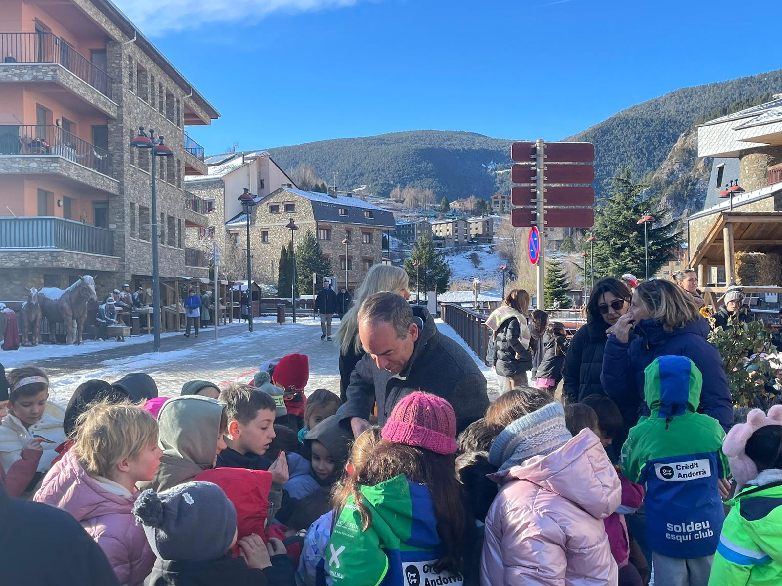 El cònsol major i les criatures durant el moment de tallar la cinta.