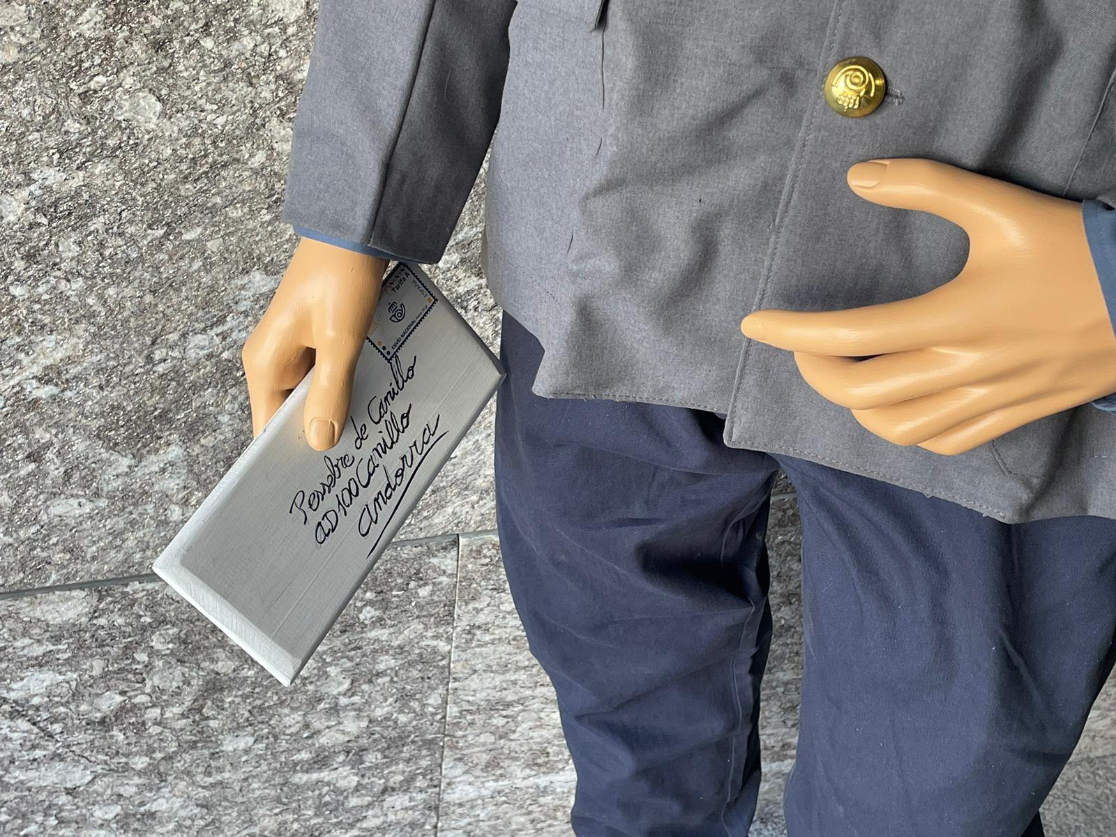 Detall de la figura del missatger.