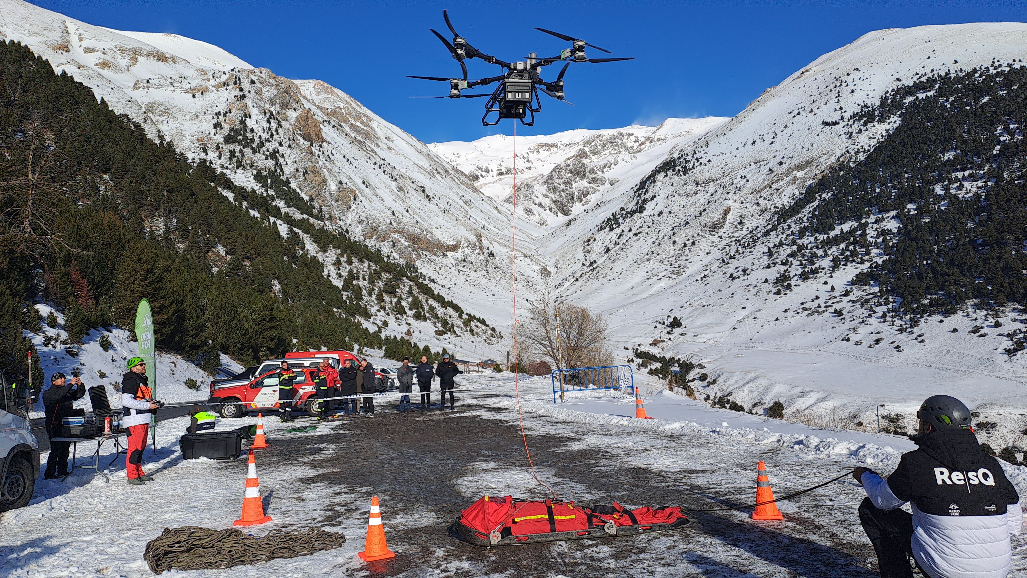 El dron aixecant la llitera amb què es podria arribar a traslladar una persona.