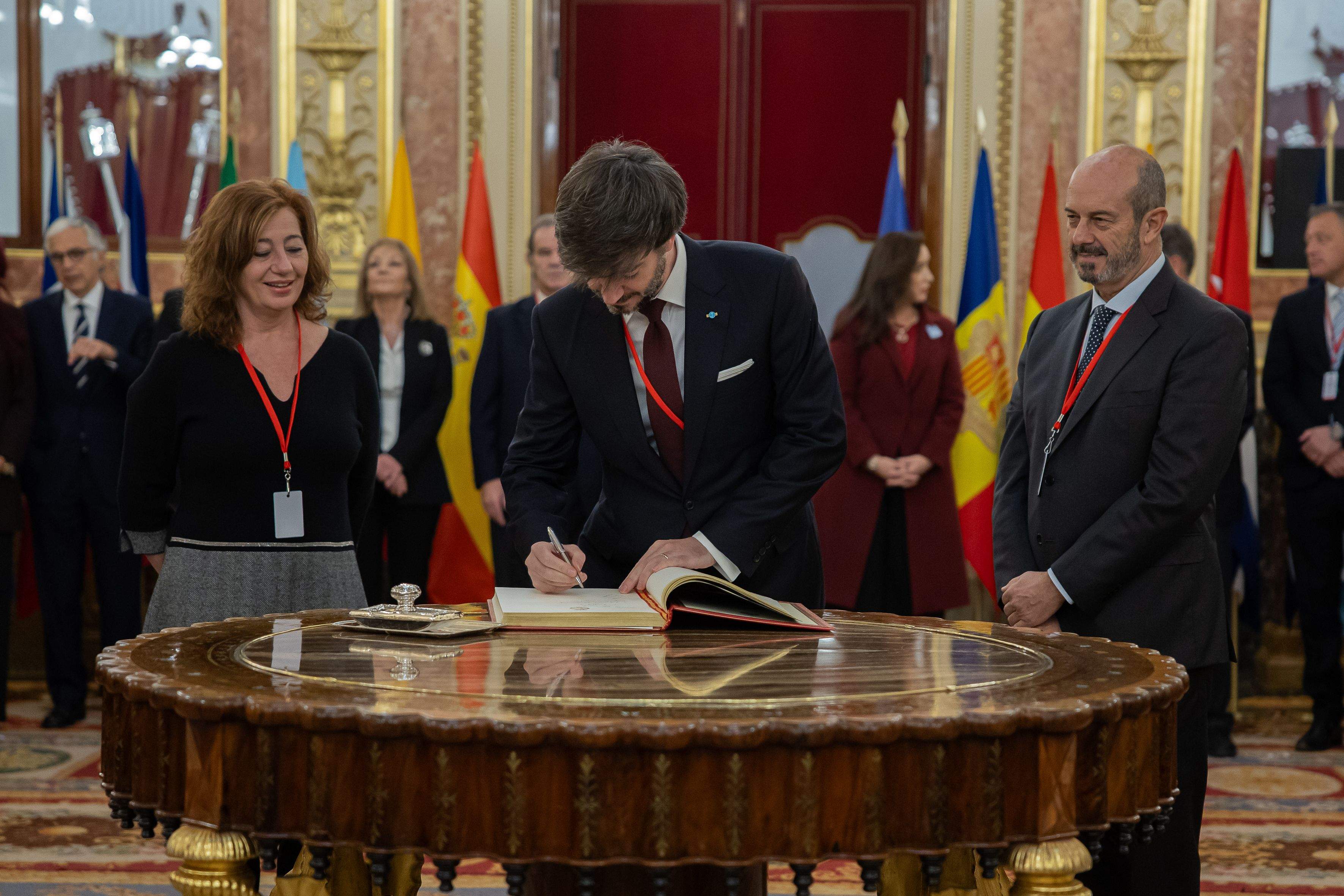 El síndic general defensa potenciar els parlaments i la democràcia enfront els reptes tecnològics actuals.