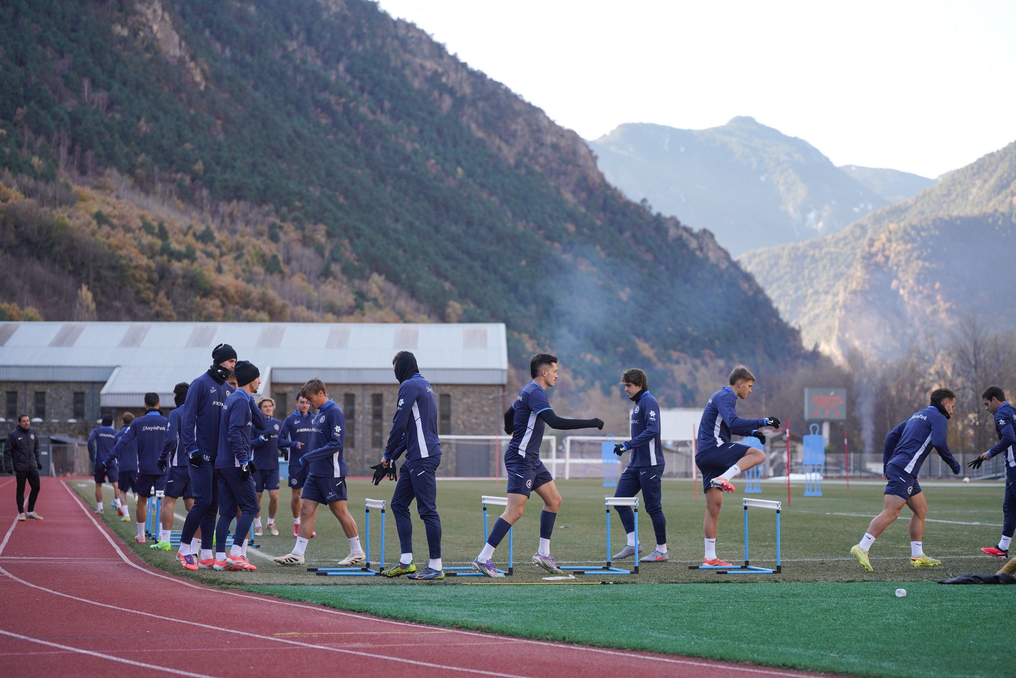 Els jugadors de l'FC Andorra, en l'escalfament abans d'entrenar a l'estadi Comunal.