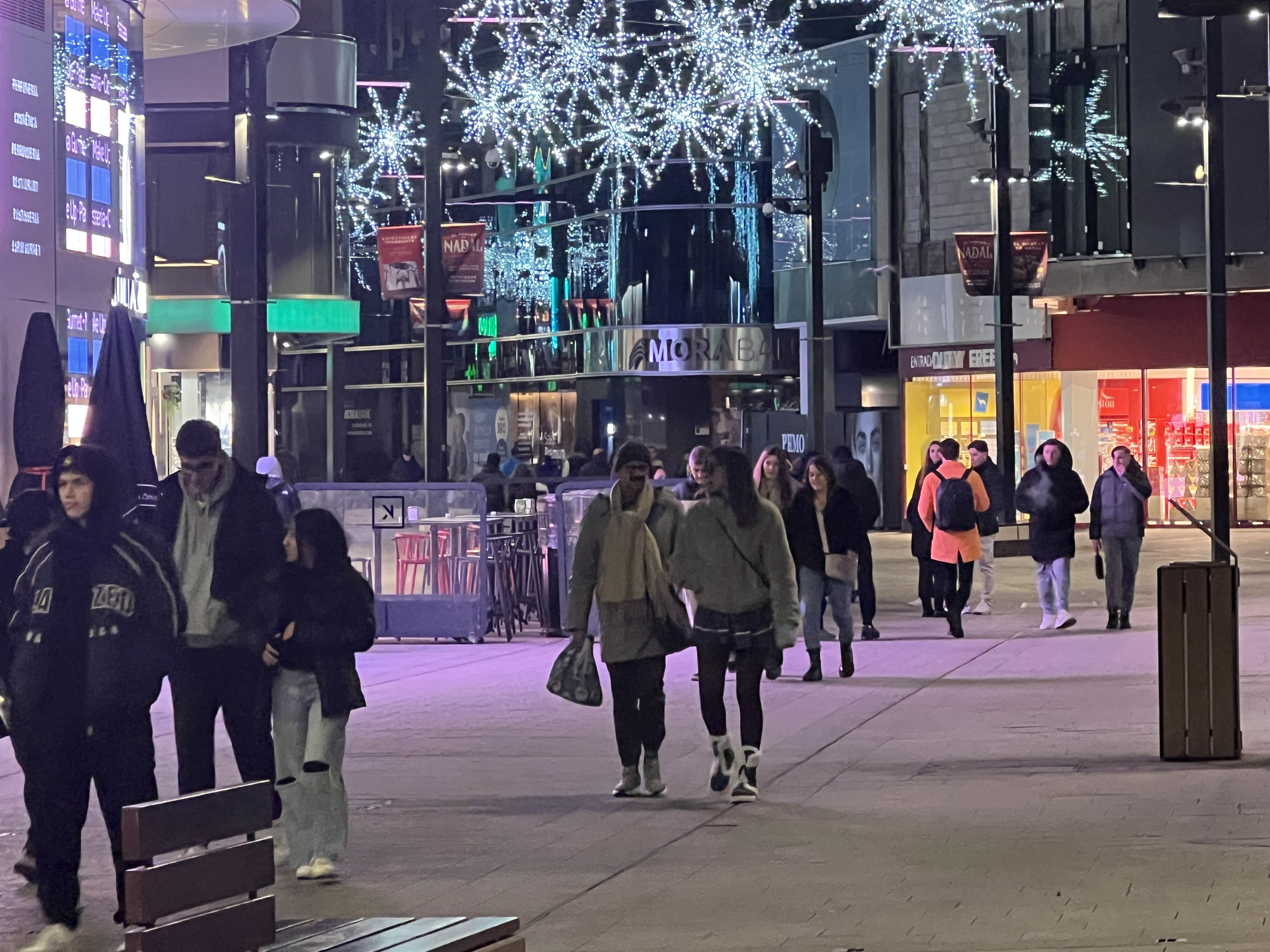 Aquesta tarda-vespre ja s'ha començat a notar una major afluència de visitants tant als eixos comercials com en zones de pistes. Aquesta tarda-vespre ja s'ha començat a notar una major afluència de visitants tant als eixos comercials com en zones de pistes.