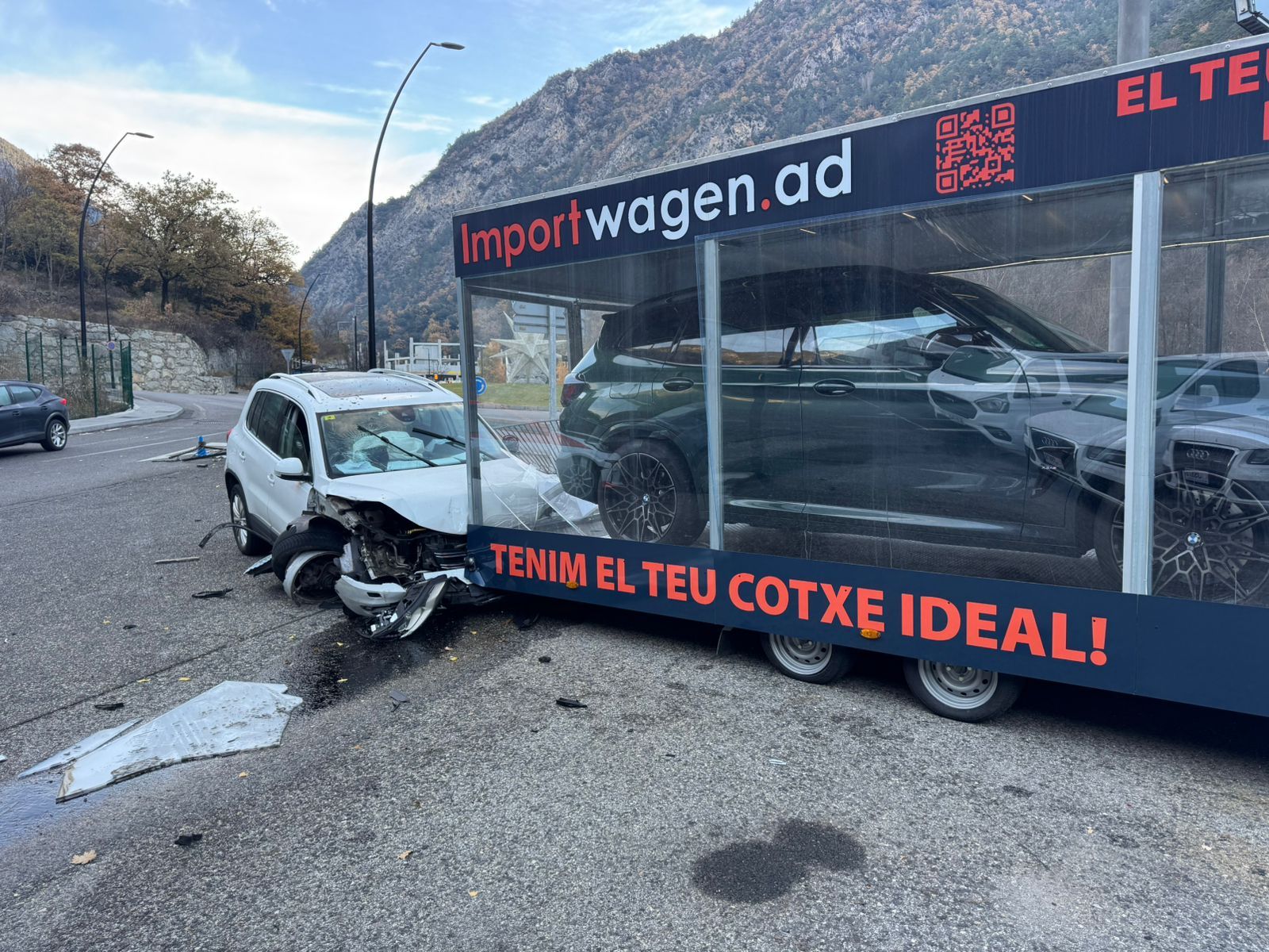 El Tiguan ha destrossat la seva part davantera dreta.