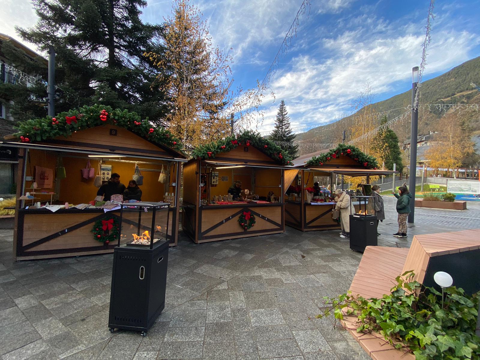 Alguns paradistes, esperant que s'animi el cap de setmana. Alguns paradistes, esperant que s'animi el cap de setmana.