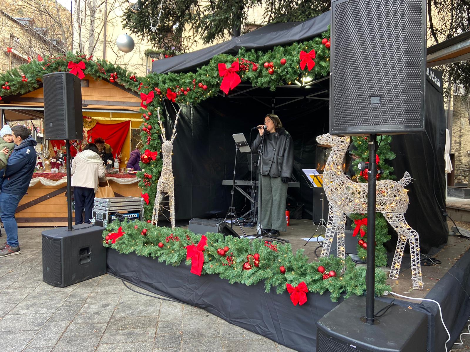 Roser Puigbò, a l'escenari de la plaça Sant Miquel interpretant a Elvis Presley. Roser Puigbò, a l'escenari de la plaça Sant Miquel interpretant a Elvis Presley.